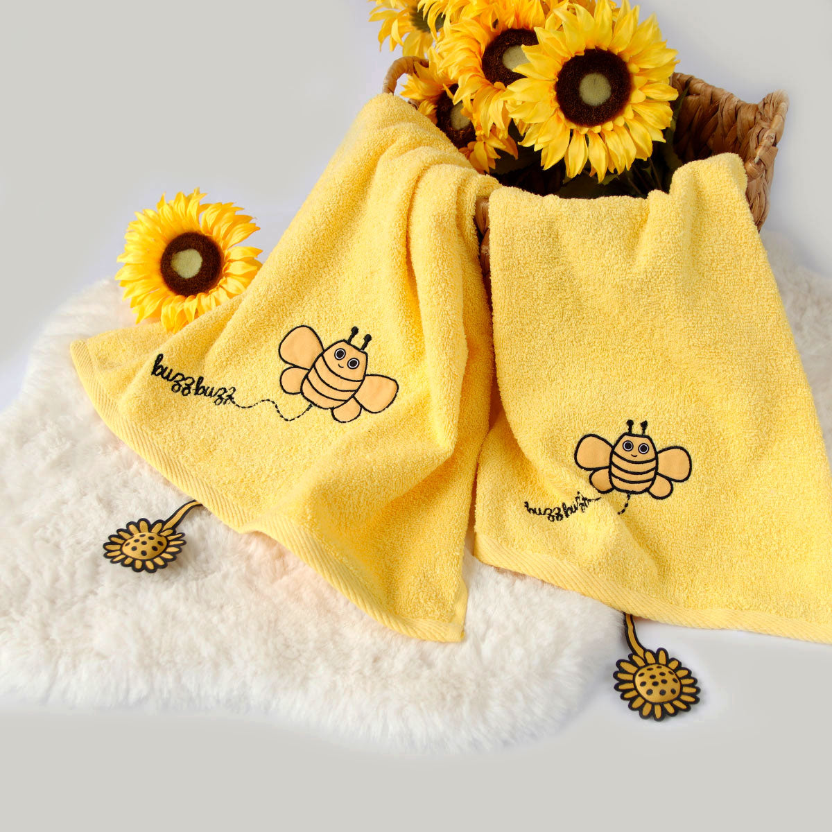 Milk&Moo Buzzy Bee Kinder Handtuch Set in leuchtendem Gelb mit niedlicher Buzzy Bee Stickerei, ideal für Babys.