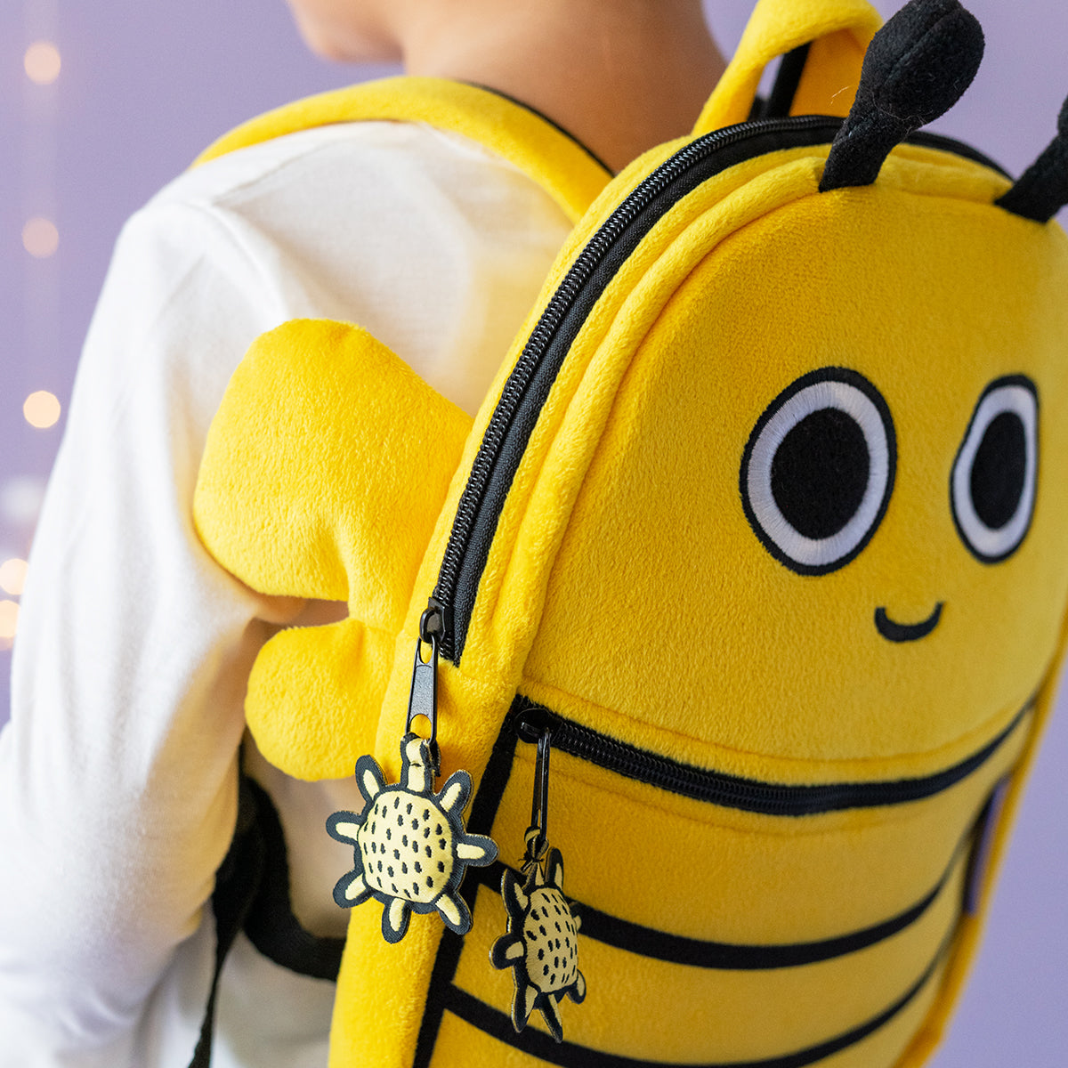 Milk&Moo Buzzy Bee Kinder Rucksack in gelber Farbe mit süßem Buzzy Bee Design, ideal für Kleinkinder.