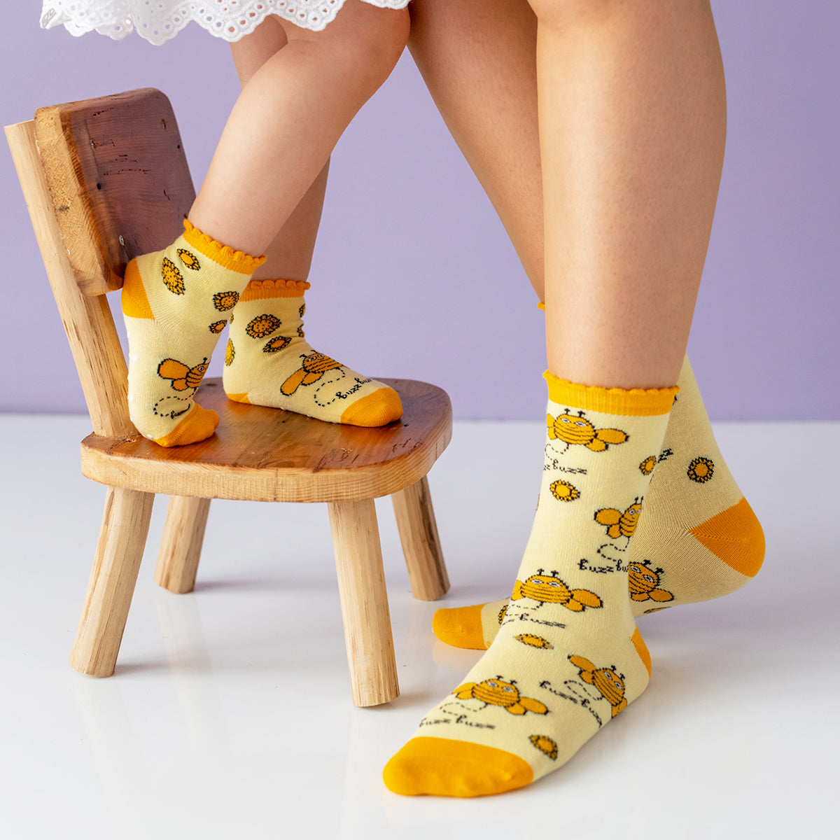 Milk&Moo Buzzy Bee und Chancin Mutter-Kind Socken Set mit bunten Designs für Babys und Mütter, hergestellt aus natürlicher Baumwolle.