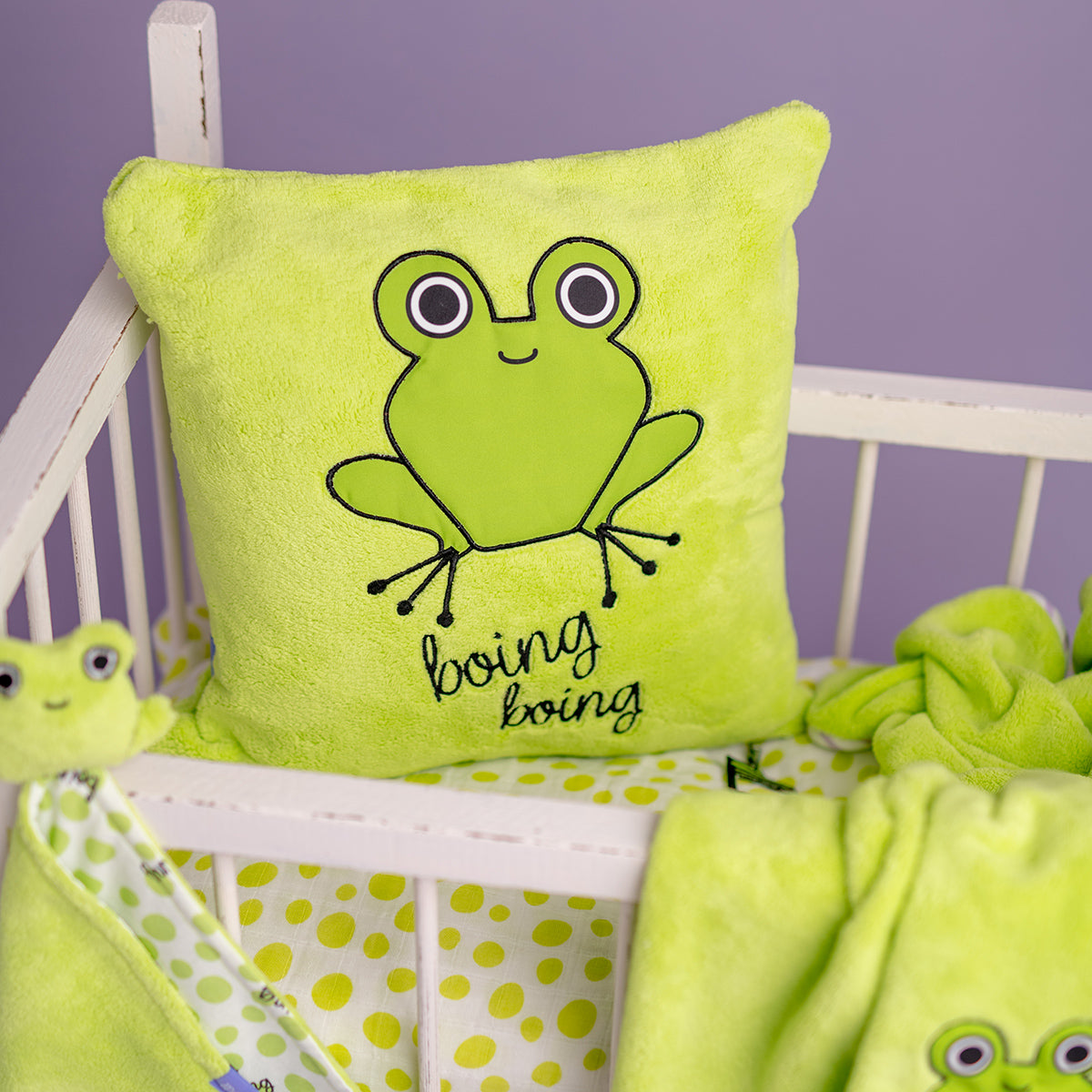 Milk&Moo Cacha Frog Baby Dekokissen aus türkischer Baumwolle, weich und langlebig, ideal für Kinderzimmer und als Geschenk.