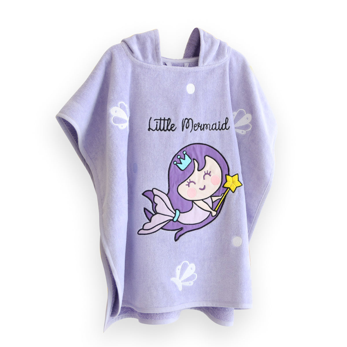 Milk&Moo Little Mermaid Badeponcho für Kinder in lila, aus weichem Baumwollsamt mit Kapuze und offenen Seiten, ideal nach dem Baden oder Schwimmen.