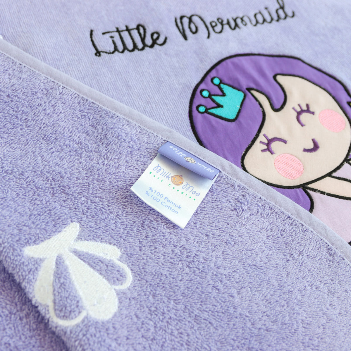 Milk&Moo Little Mermaid Badeponcho für Kinder in lila, aus weichem Baumwollsamt mit Kapuze und offenen Seiten, ideal nach dem Baden oder Schwimmen.