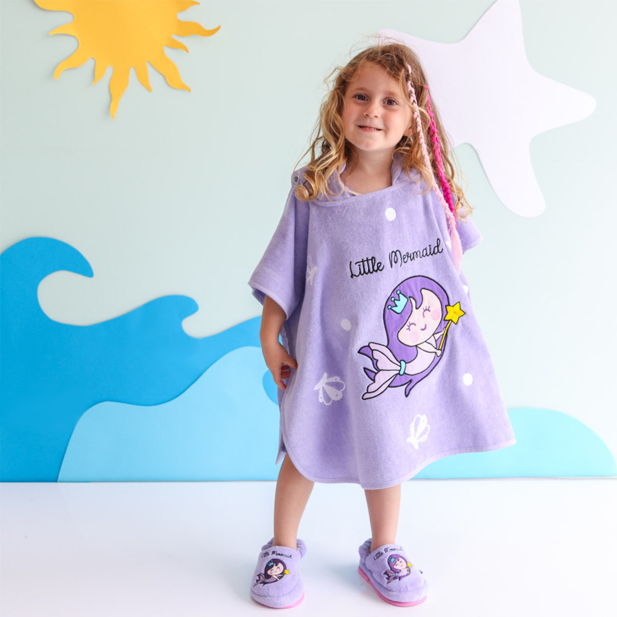 Milk&Moo Little Mermaid Badeponcho für Kinder in lila, aus weichem Baumwollsamt mit Kapuze und offenen Seiten, ideal nach dem Baden oder Schwimmen.