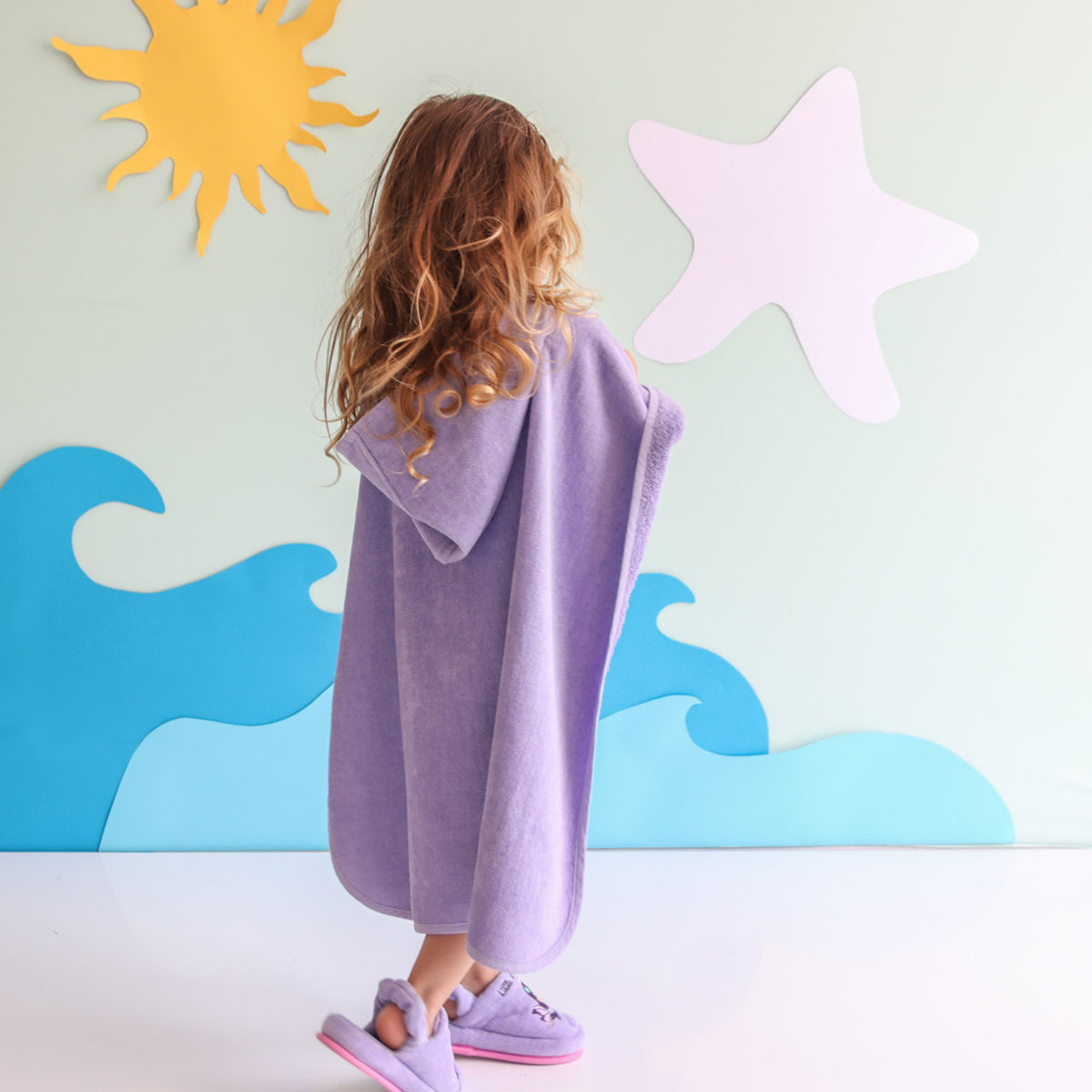 Milk&Moo Little Mermaid Badeponcho für Kinder in lila, aus weichem Baumwollsamt mit Kapuze und offenen Seiten, ideal nach dem Baden oder Schwimmen.