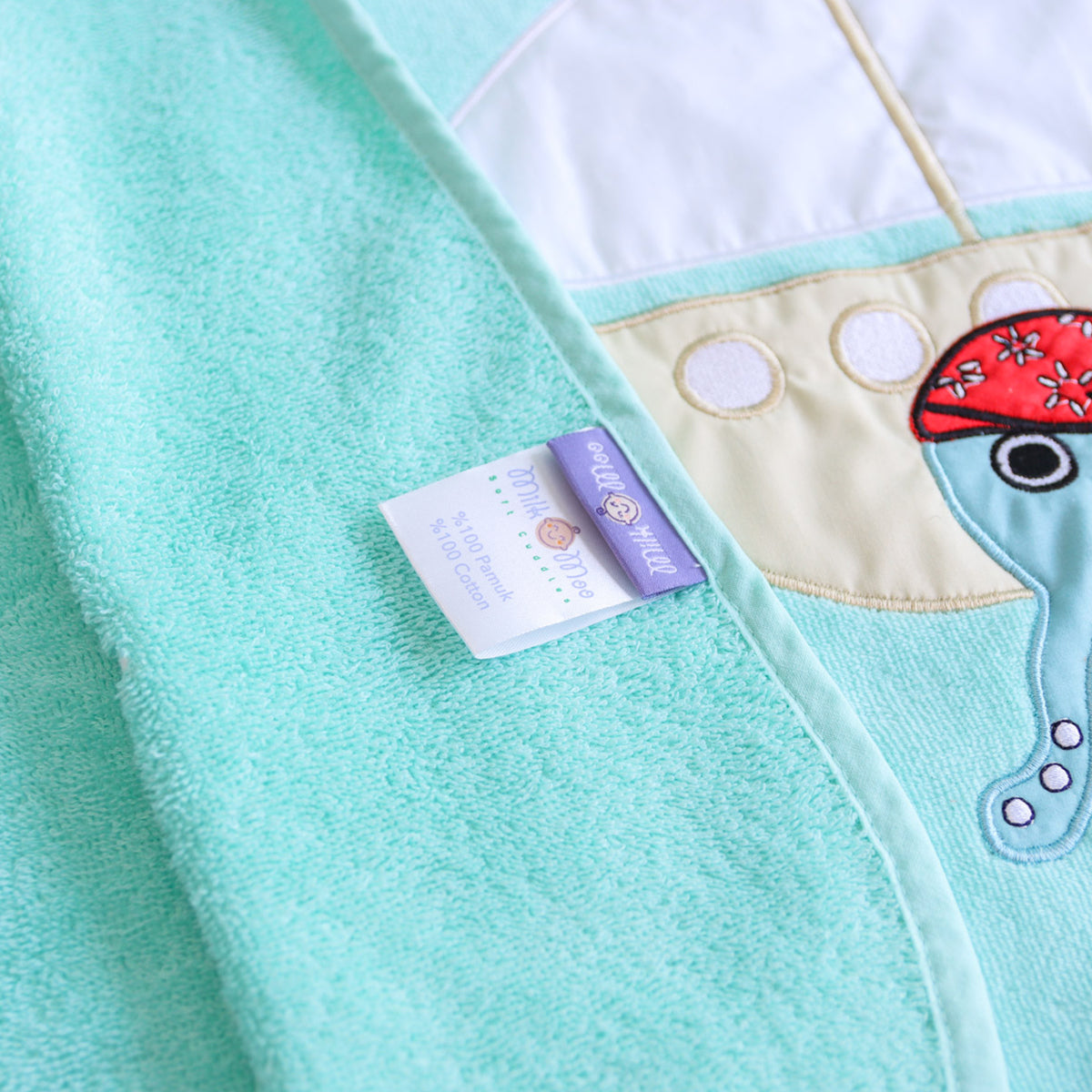 Milk&Moo Sailor Octopus Badeponcho in Türkis für Kinder, mit lustiger Octopus-Stickerei und Kapuze, ideal für Strand und Pool.