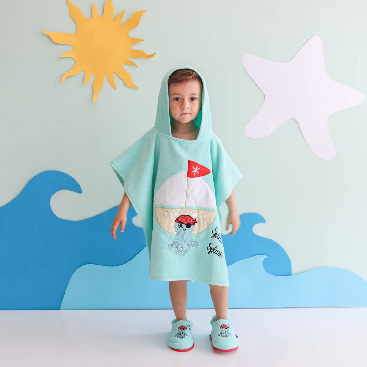 Milk&Moo Sailor Octopus Badeponcho in Türkis für Kinder, mit lustiger Octopus-Stickerei und Kapuze, ideal für Strand und Pool.