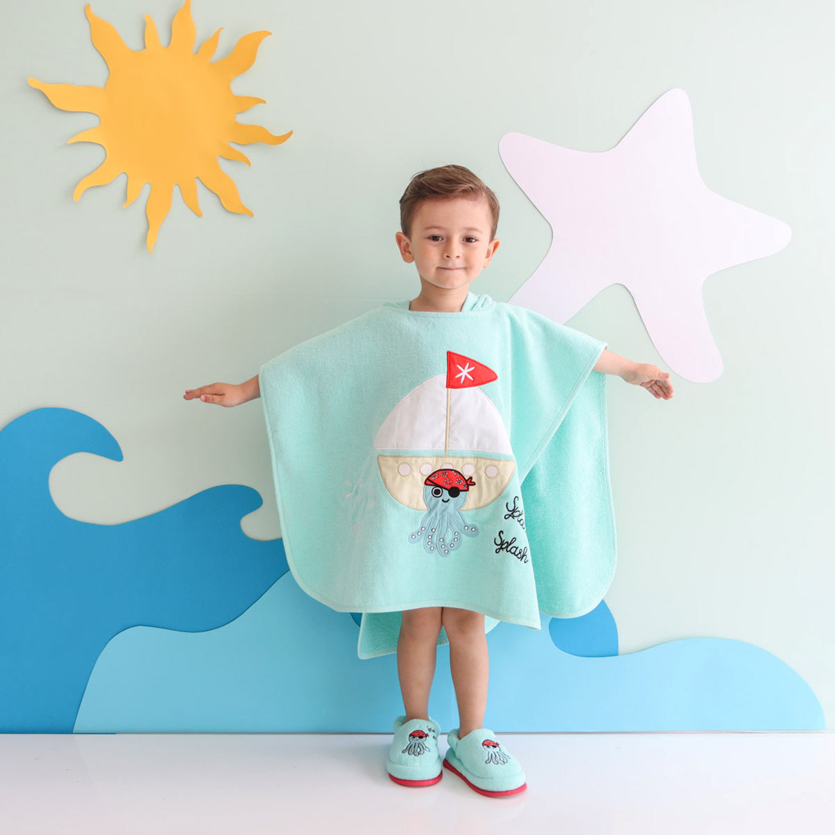 Milk&Moo Sailor Octopus Badeponcho in Türkis für Kinder, mit lustiger Octopus-Stickerei und Kapuze, ideal für Strand und Pool.