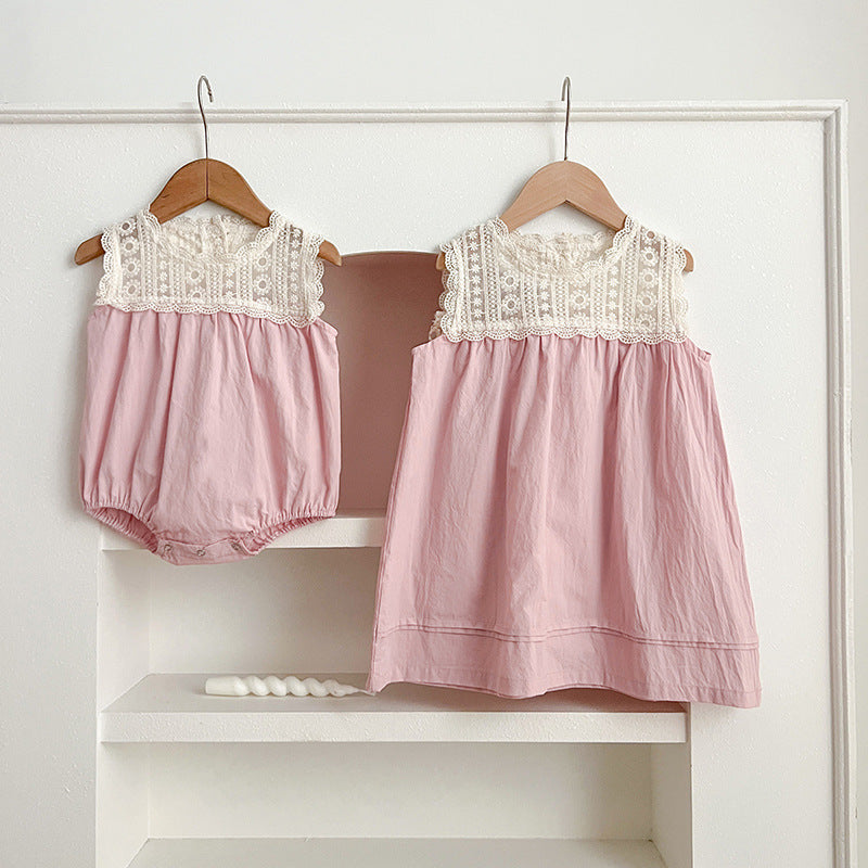 A summer dress for baby girls featuring a floral pattern and embroidery lace, available in pink, light pink, beige, and apricot colors.