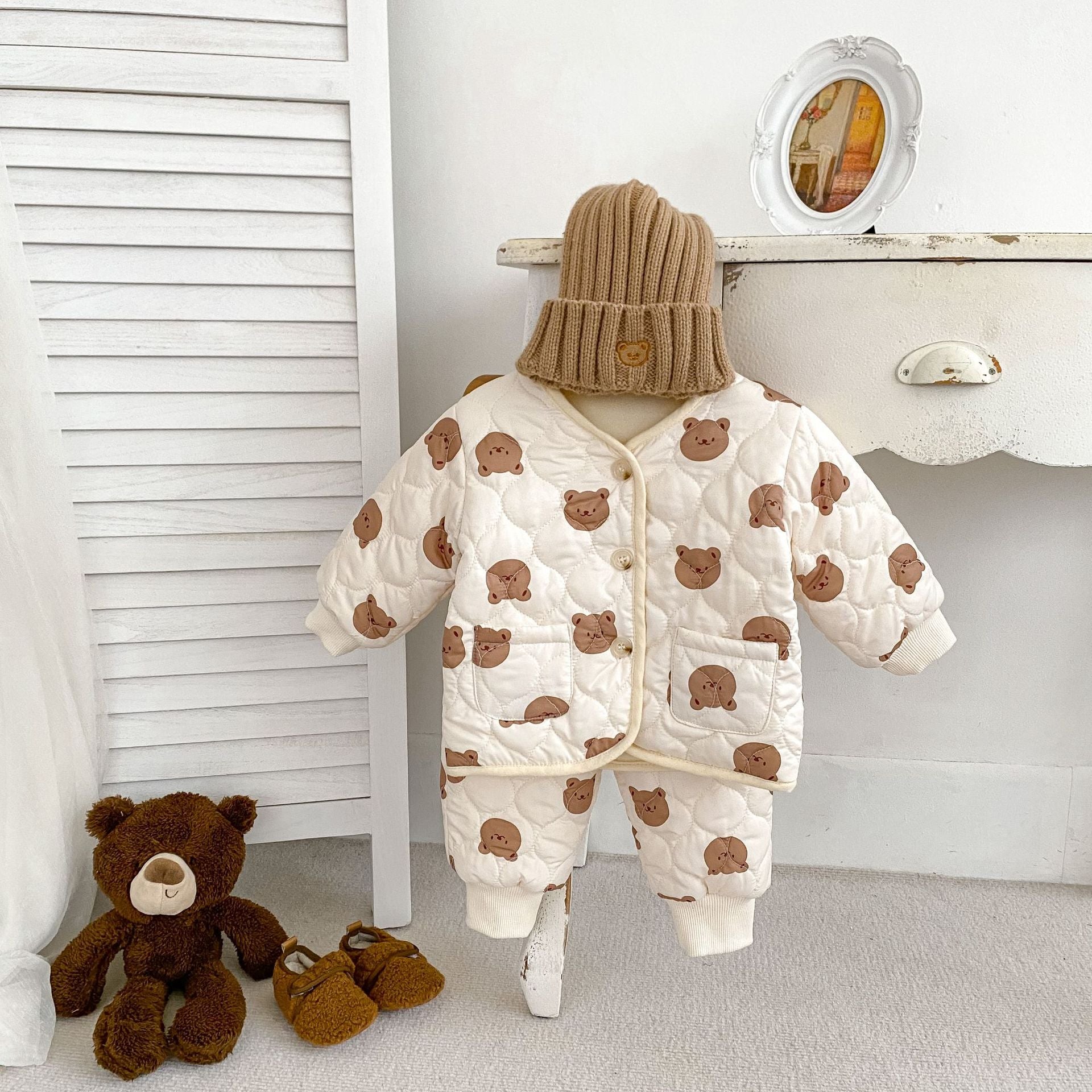 A cute winter baby long sleeve top featuring a bear head design, made of thick warm cotton, suitable for both boys and girls.