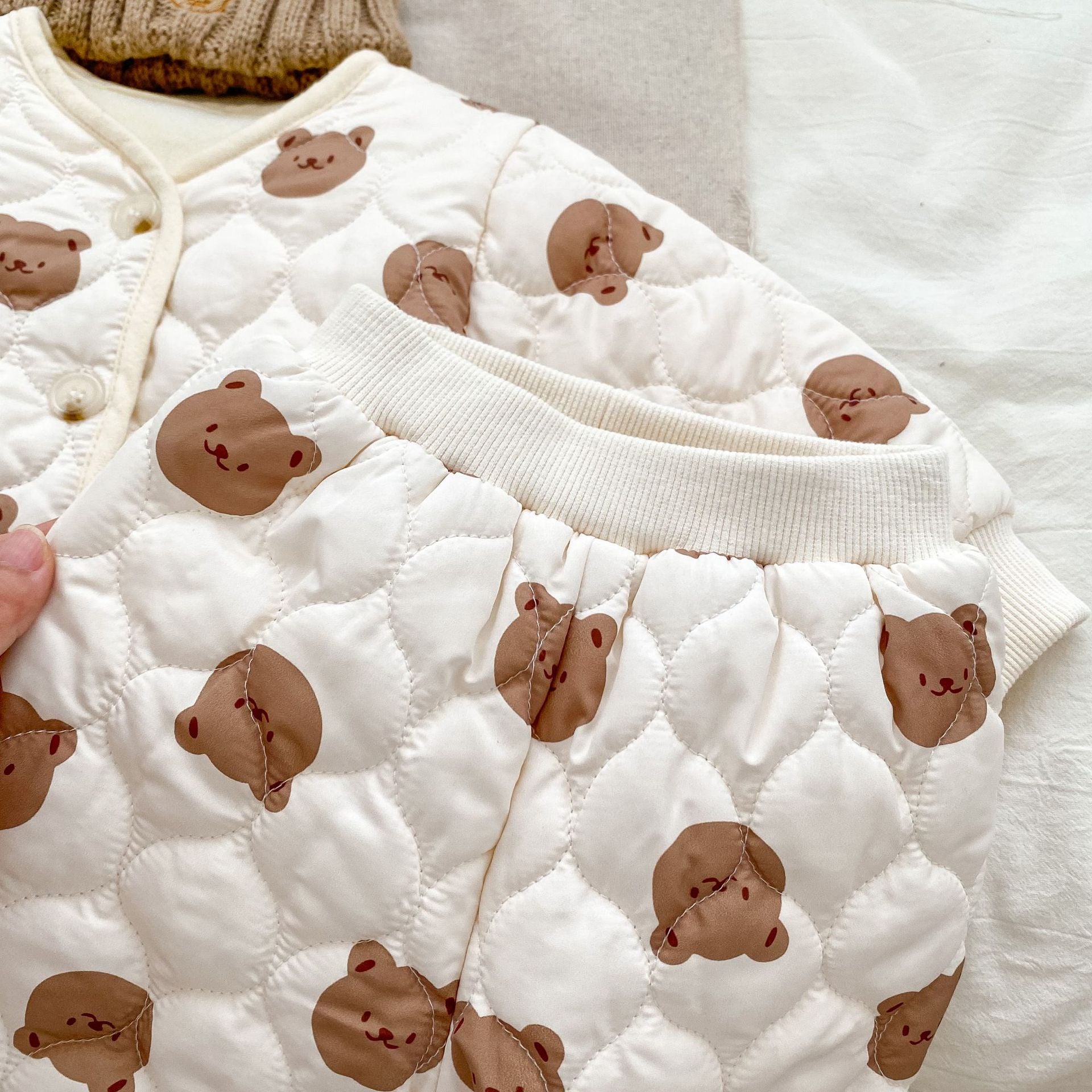 A cute winter baby long sleeve top featuring a bear head design, made of thick warm cotton, suitable for both boys and girls.