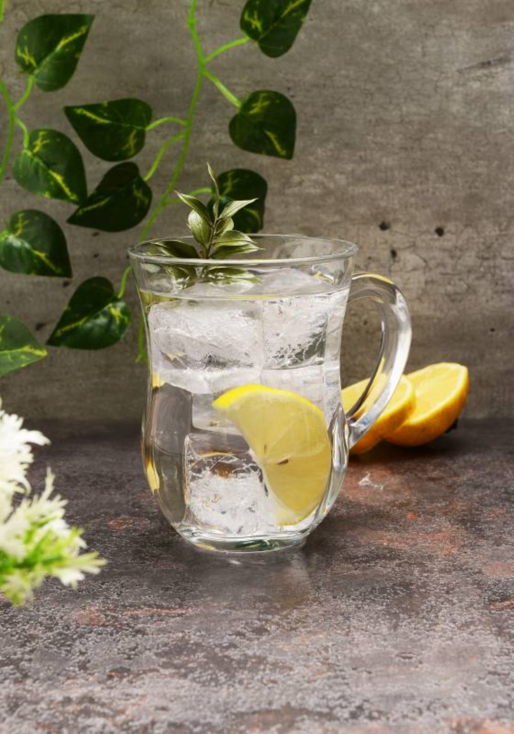 Paşabahçe 55383 Ayran-Glas mit Griff, a stylish glass with a handle, perfect for serving ayran and other beverages.