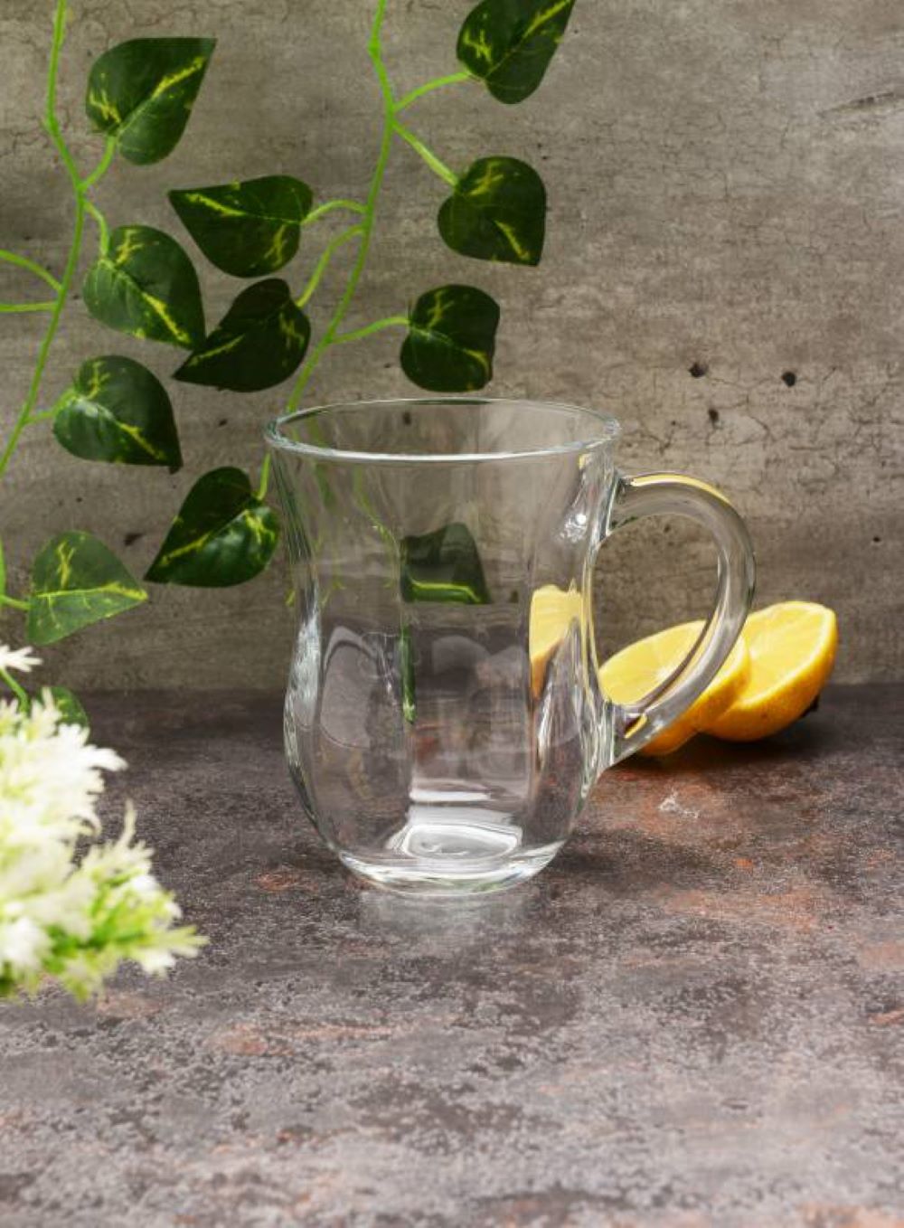 Paşabahçe 55383 Ayran-Glas mit Griff, a stylish glass with a handle, perfect for serving ayran and other beverages.