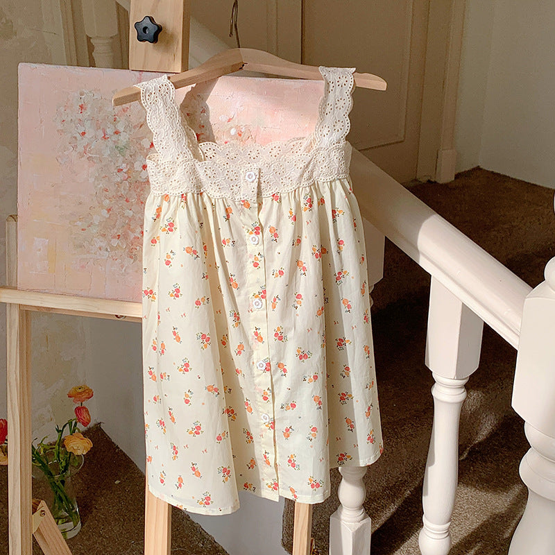 A beautiful sleeveless floral print dress for baby girls, featuring lace details and a single-breasted design, perfect for summer wear.