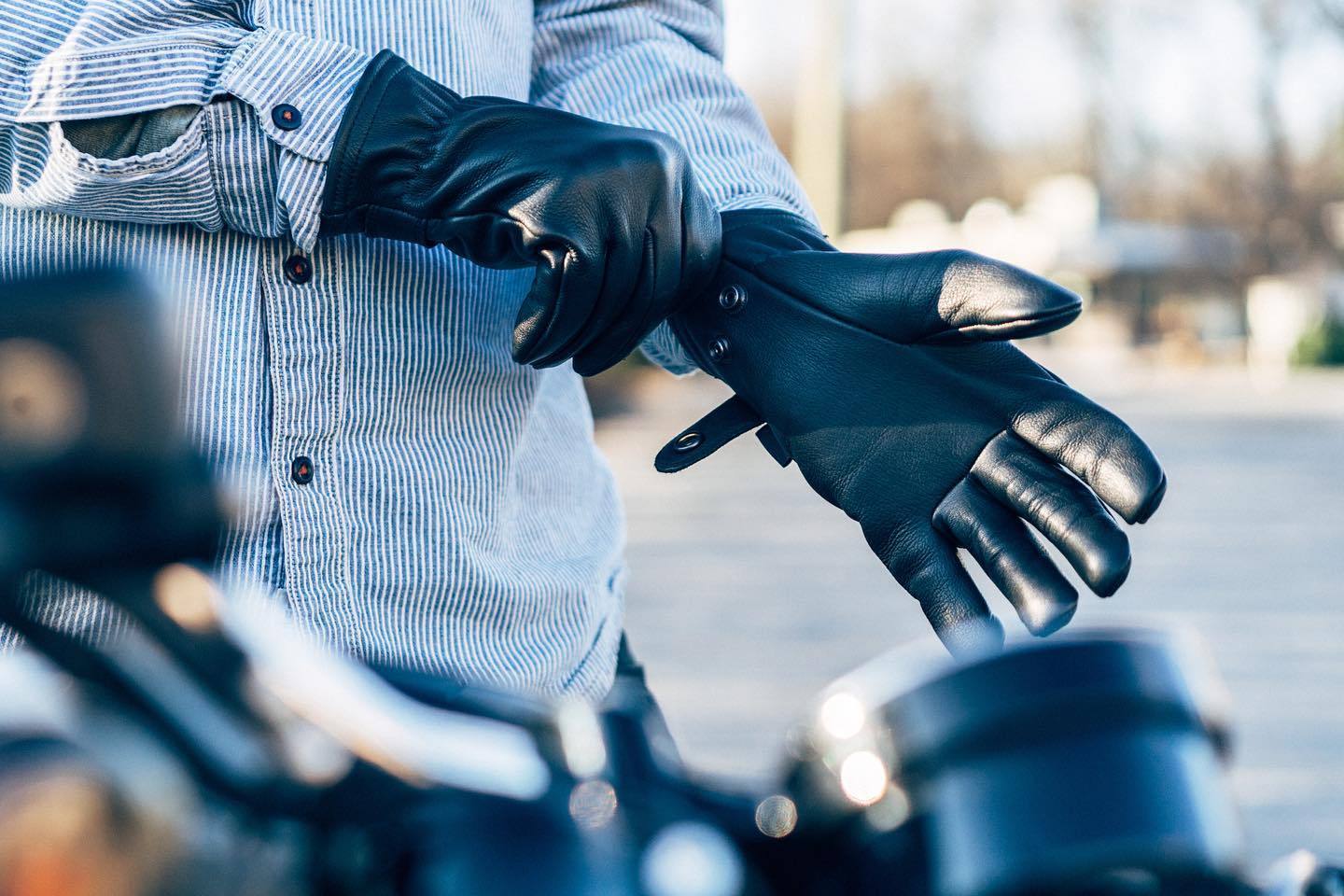 Pursuit Men's Motorcycle Gloves featuring DuPont™ Kevlar™ lined palm, made from deer touched cowhide leather with stylish branded snaps.