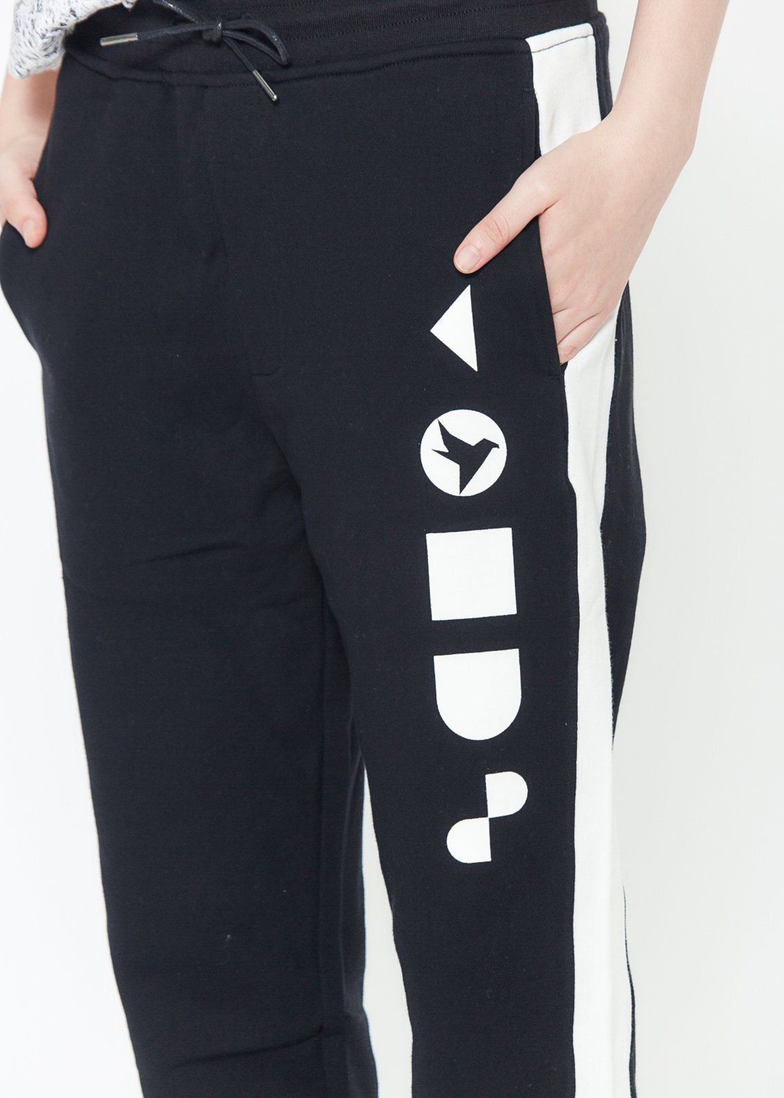 Konus Men's Zip Sweatpants in Black with contrast side panel and vertical print on left thigh, featuring a zipper pocket on the back.