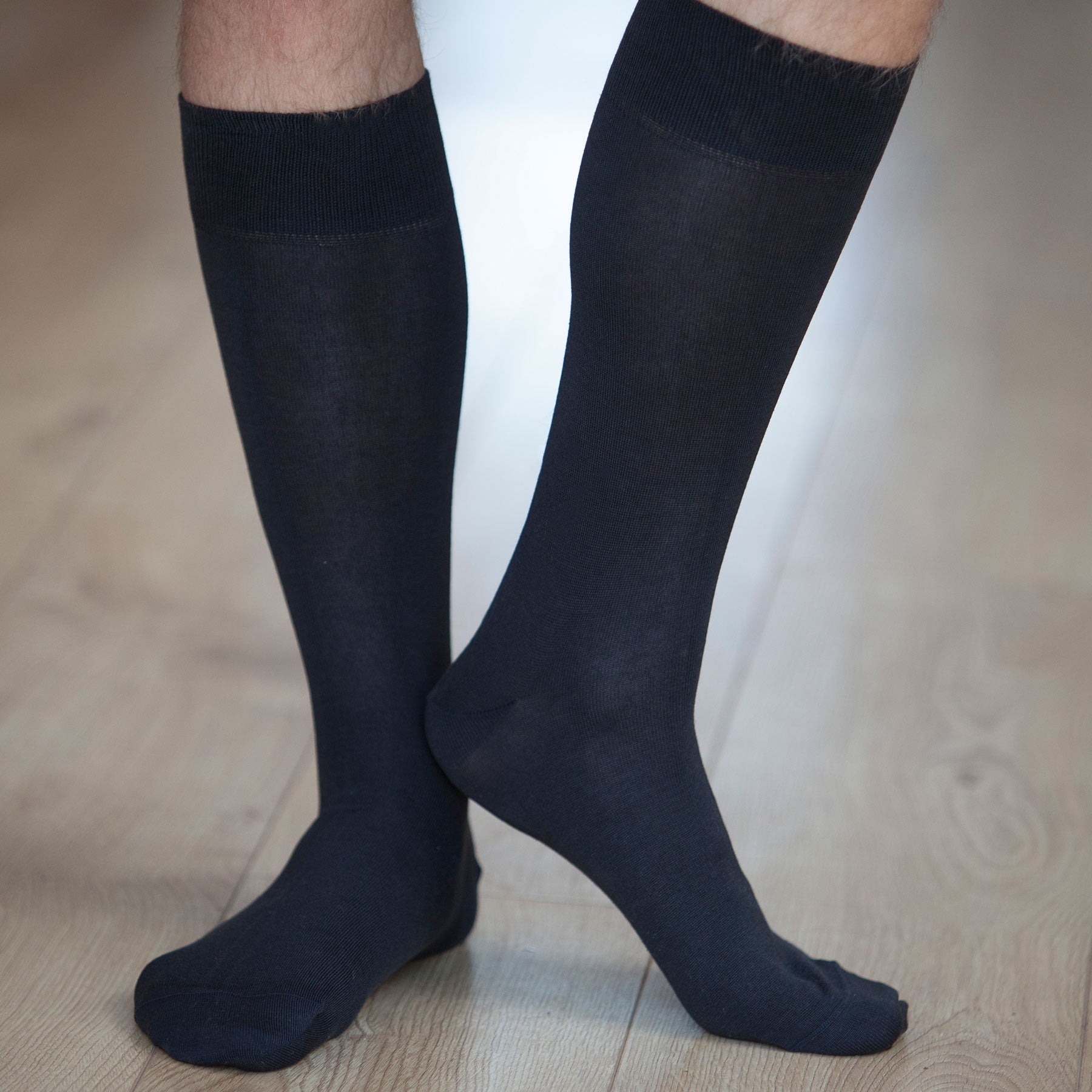 Classic Men's Socks in black made from luxurious Mercerised Egyptian cotton, featuring a seamless toe for added comfort.