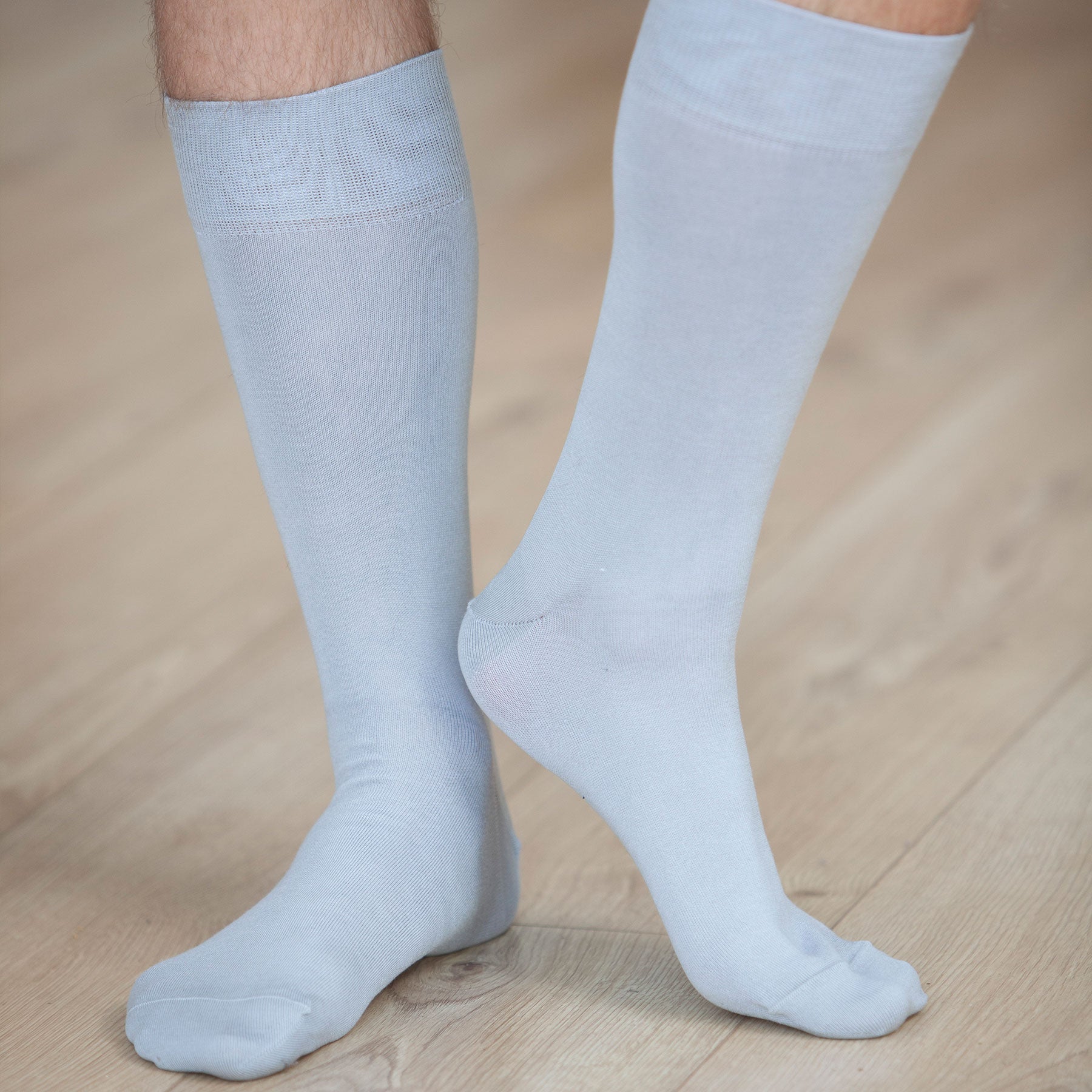 Light grey Classic Men's Socks - Cloud made from Mercerised Egyptian cotton, featuring a seamless toe design for comfort.