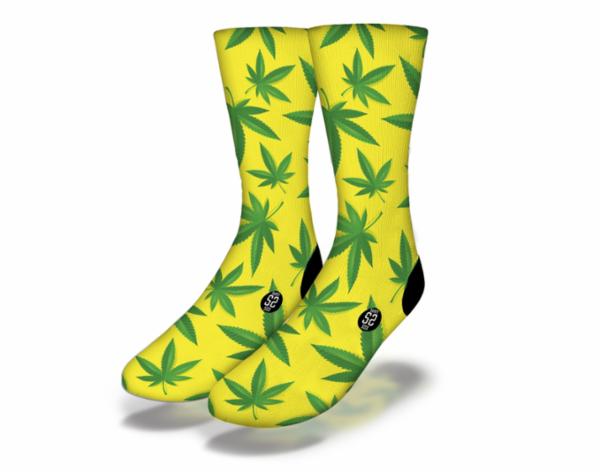 GREEN 5-POINTERS Fun Weed Socks featuring a vibrant marijuana pot leaf design, perfect for 420-friendly stoners.