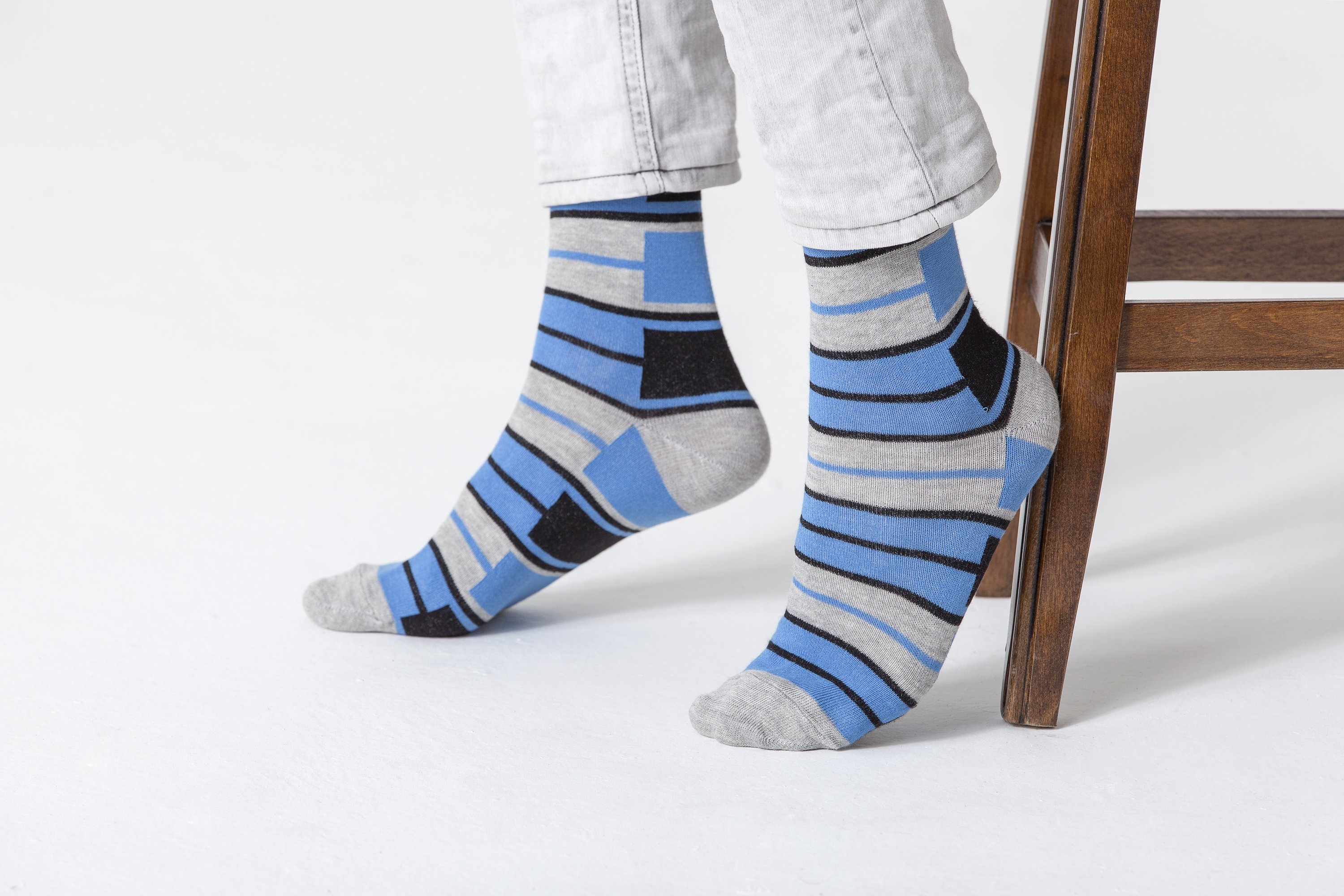 Men's blue patterned socks featuring vibrant designs and soft cotton material, perfect for stylish comfort.