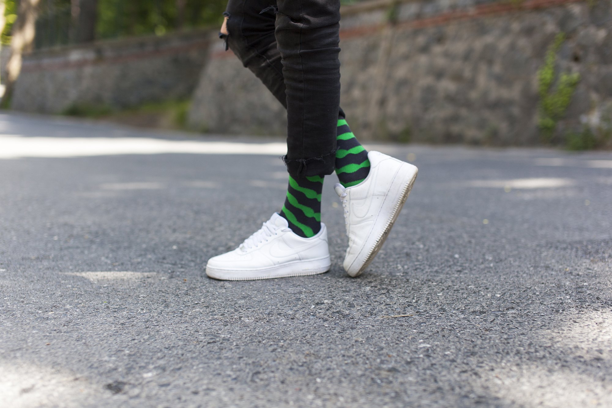 Men's Emerald Wave Socks featuring a vibrant emerald wave pattern, made from soft Turkish cotton for comfort and style.