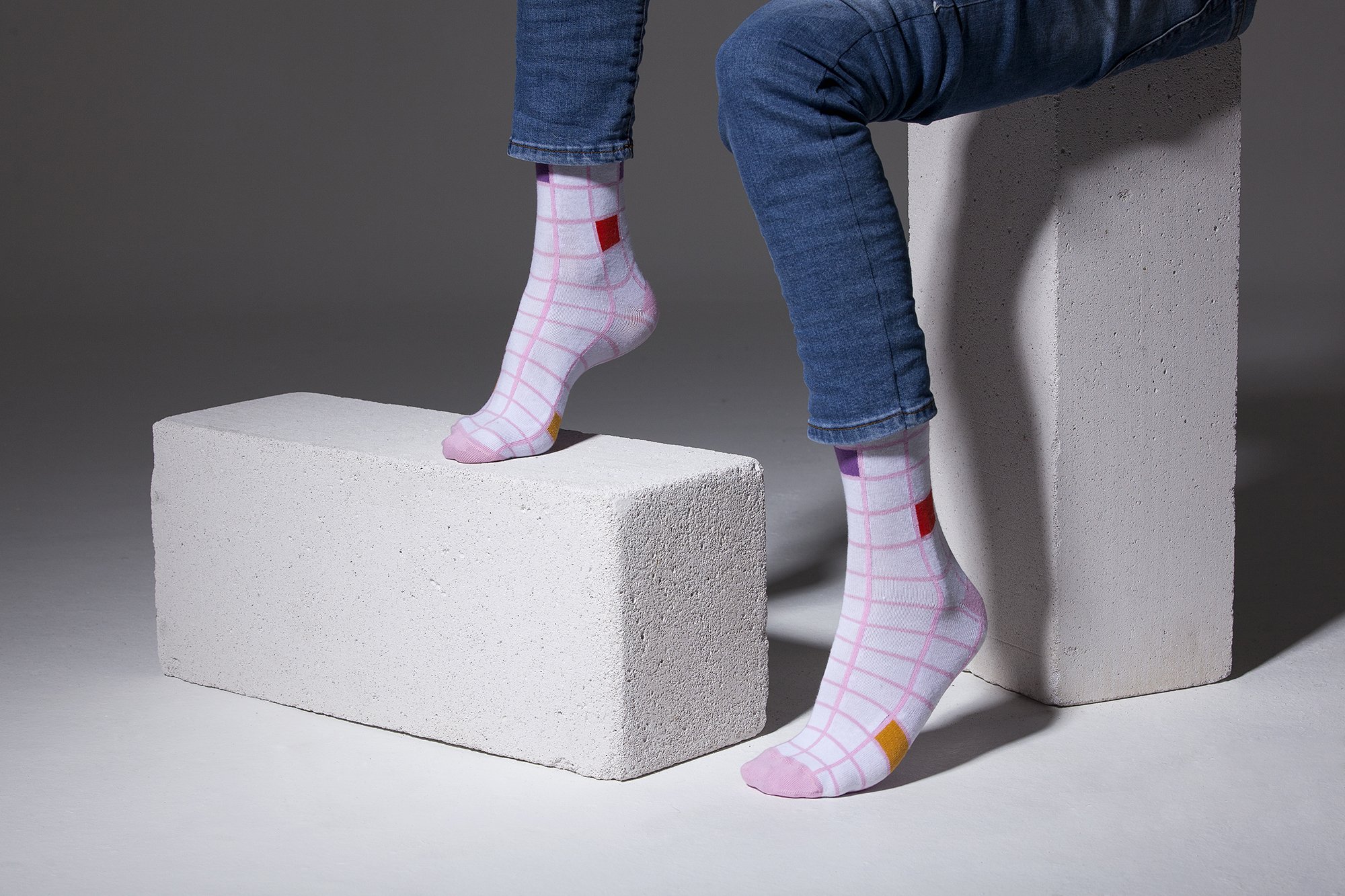 Men's pink square socks made from soft Turkish cotton, featuring a trendy design for stylish comfort.