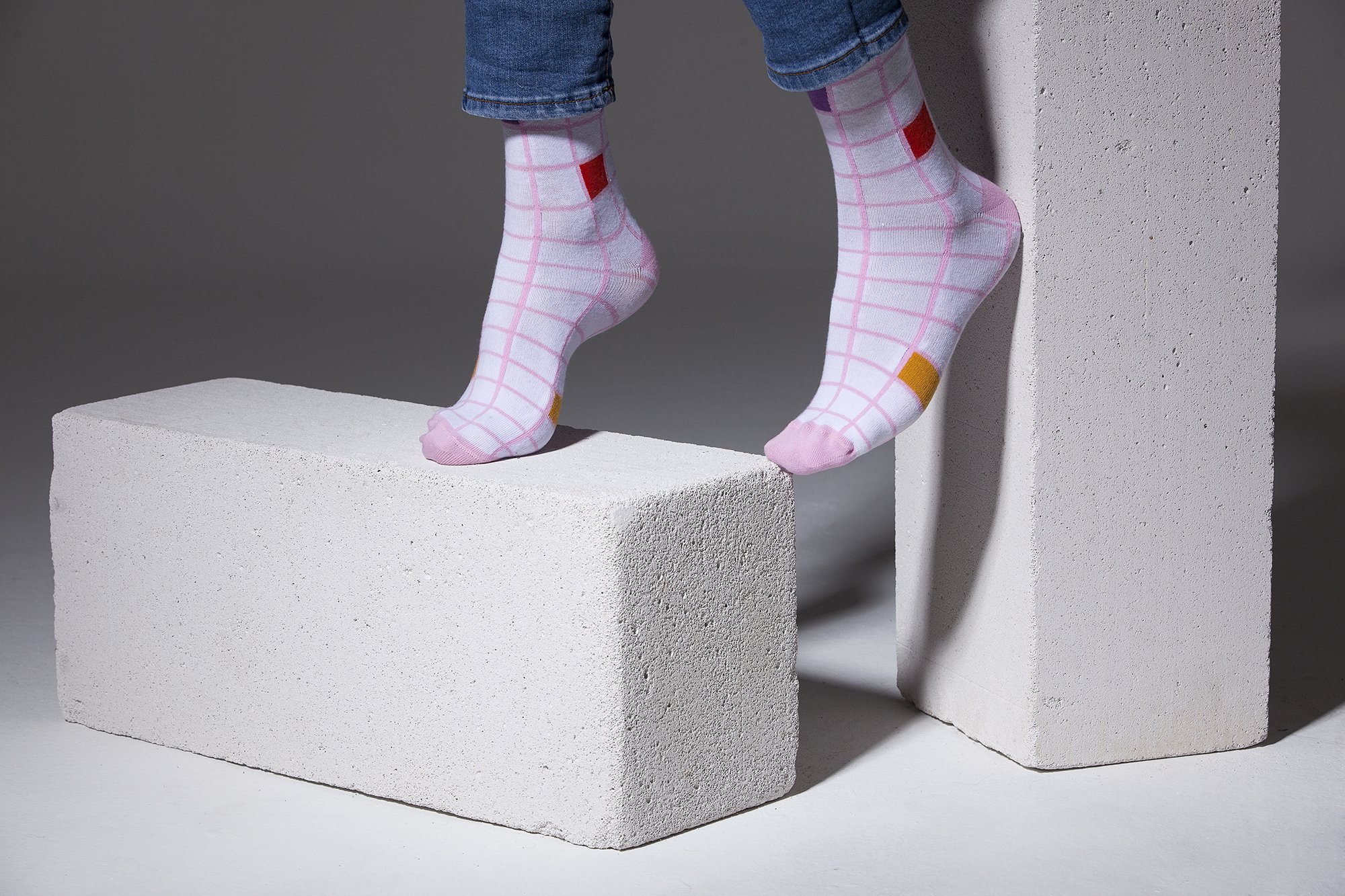 Men's pink square socks made from soft Turkish cotton, featuring a trendy design for stylish comfort.