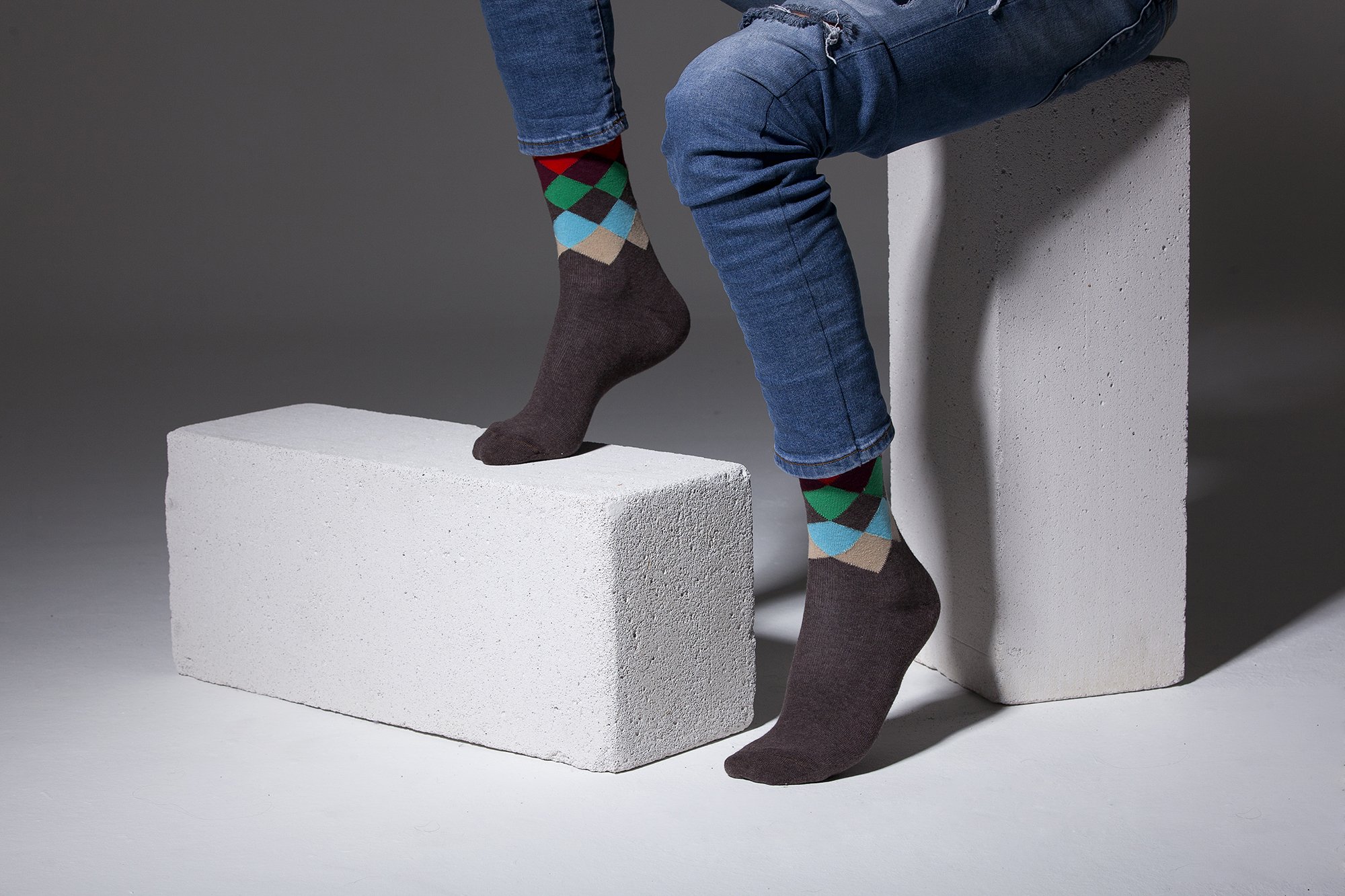 Men's Tobacco Flame Diamond Socks featuring a vibrant diamond pattern in tobacco colors, made from soft cotton for comfort.