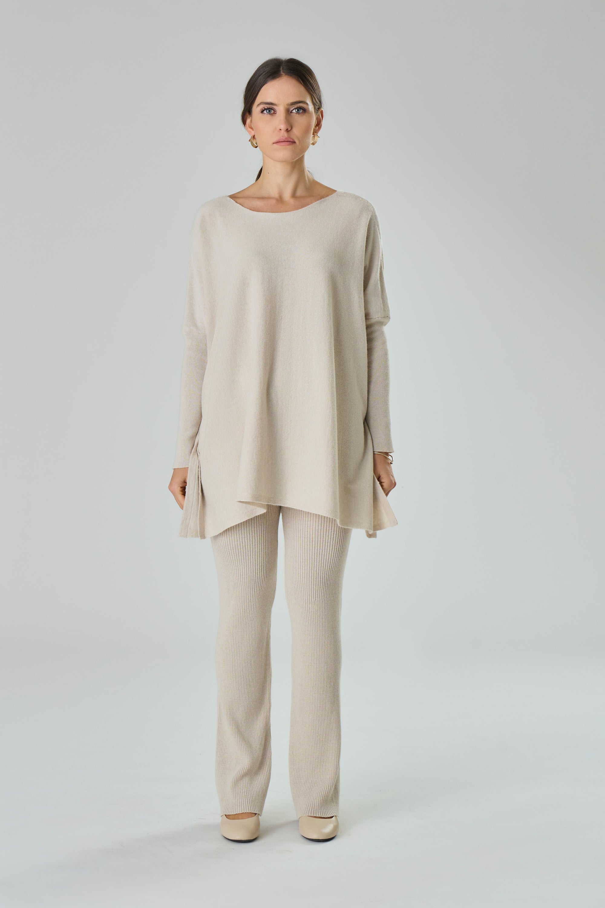 Alyssa Crew Neck Sweater in a stylish design featuring ribbed sleeves and a classic crew neck, made from a luxurious cashmere and wool blend.