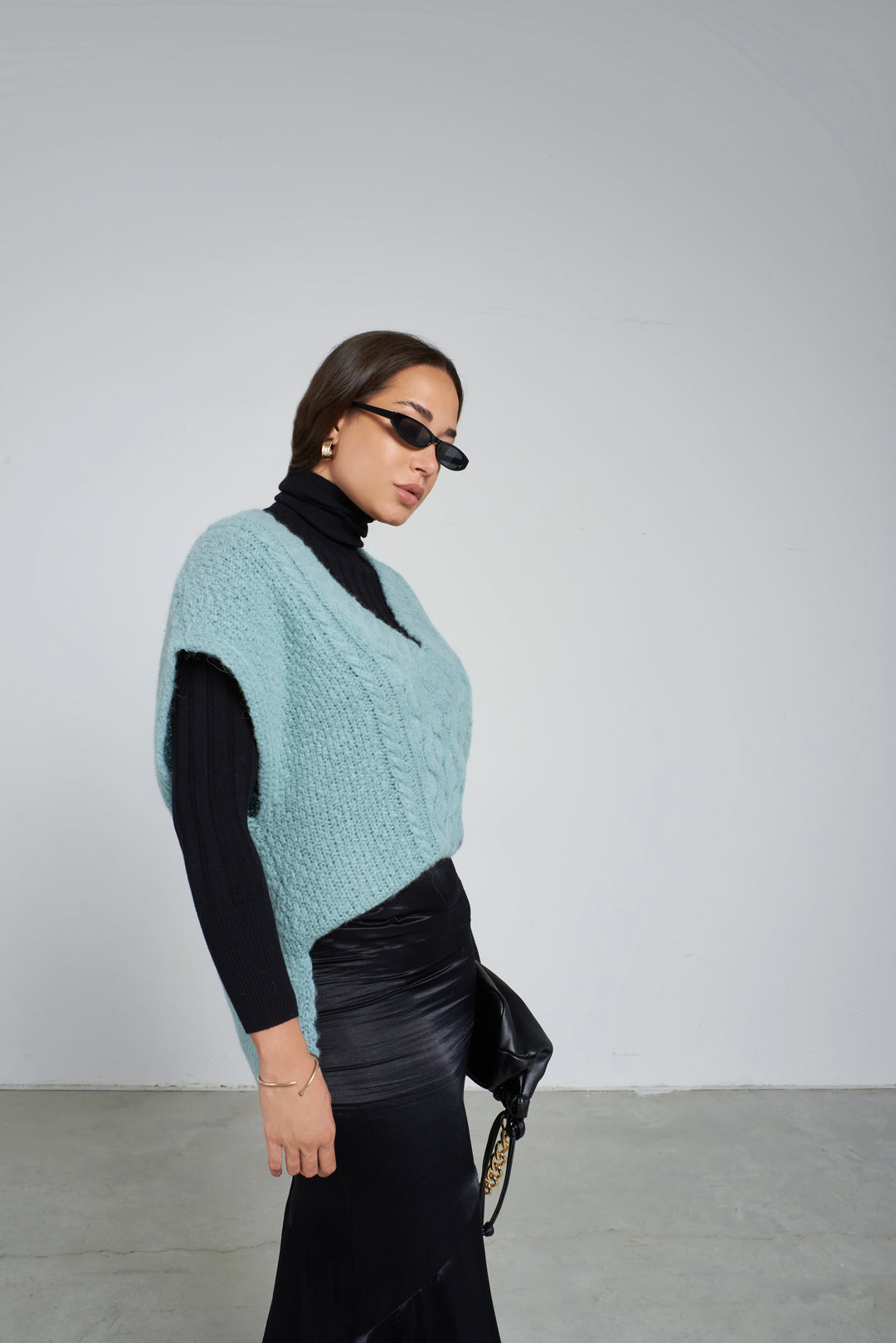 Gilet Oversize in Misto Alpaca e Lana Merino featuring a V-neck design, available in Mint Green, Pink, and Black.