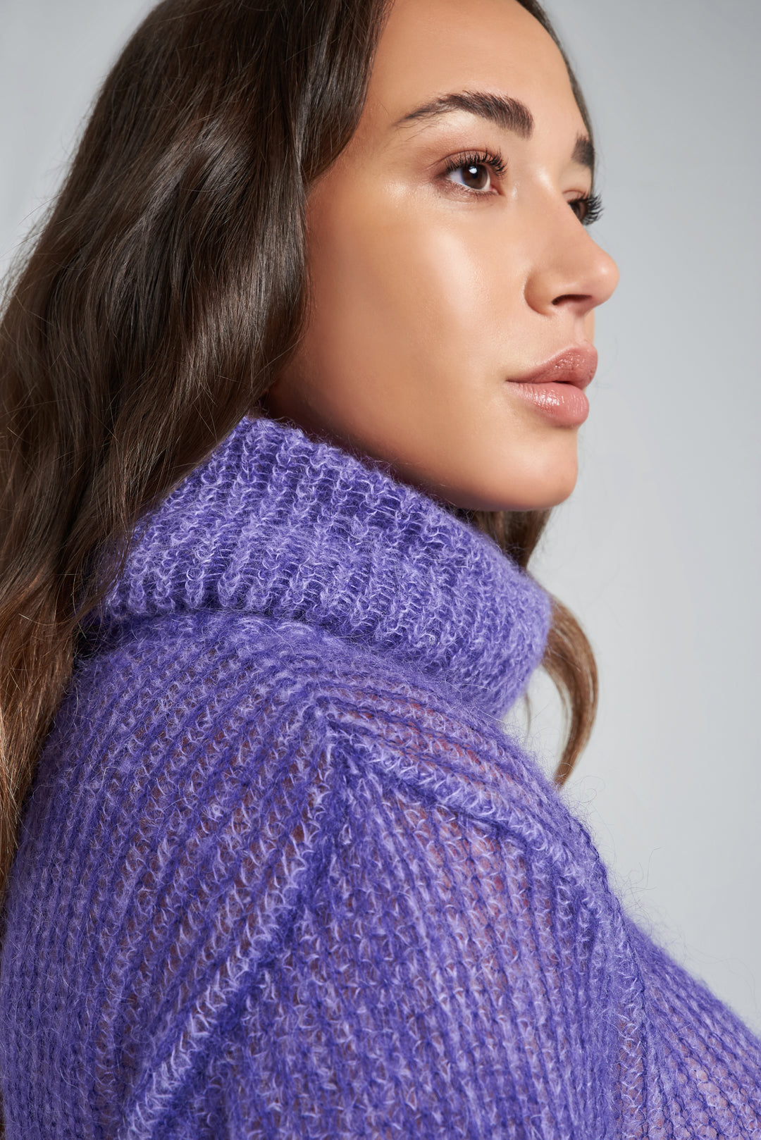 Maglione Airy con Collo Extra Alto in misto lana e alpaca, colore viola, design oversize con spacchi laterali.