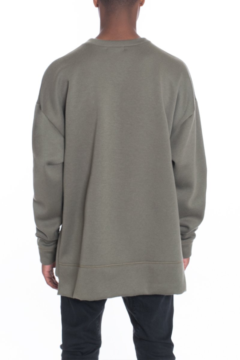 SIDEPANEL PULLOVER featuring a round neck, high-low design, and slit hem, made from 80% cotton and 20% polyester.