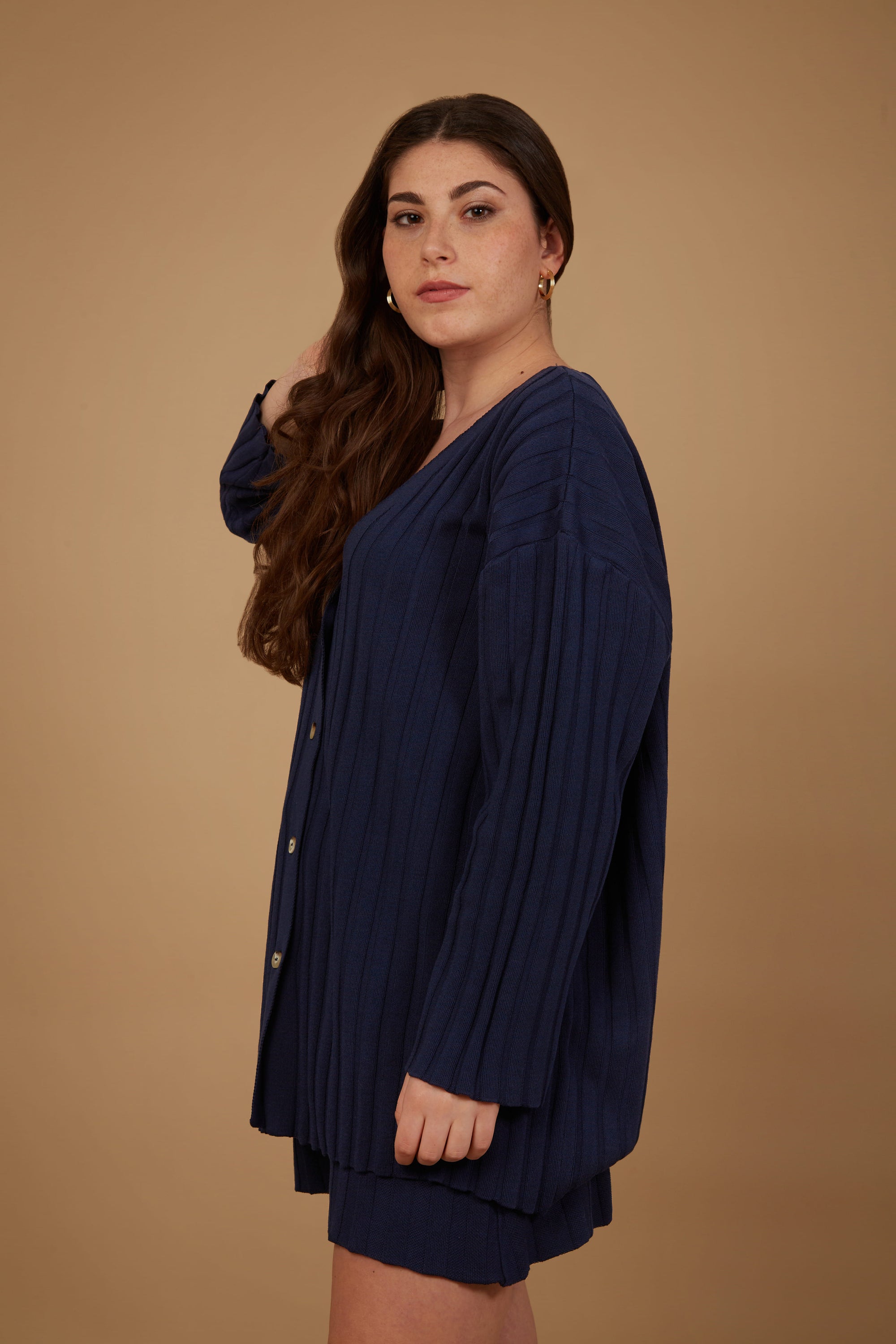 The Ophra Cardigan in Blu Royal, featuring an oversized fit, V-neck design, buttons, and pockets, perfect for stylish comfort.