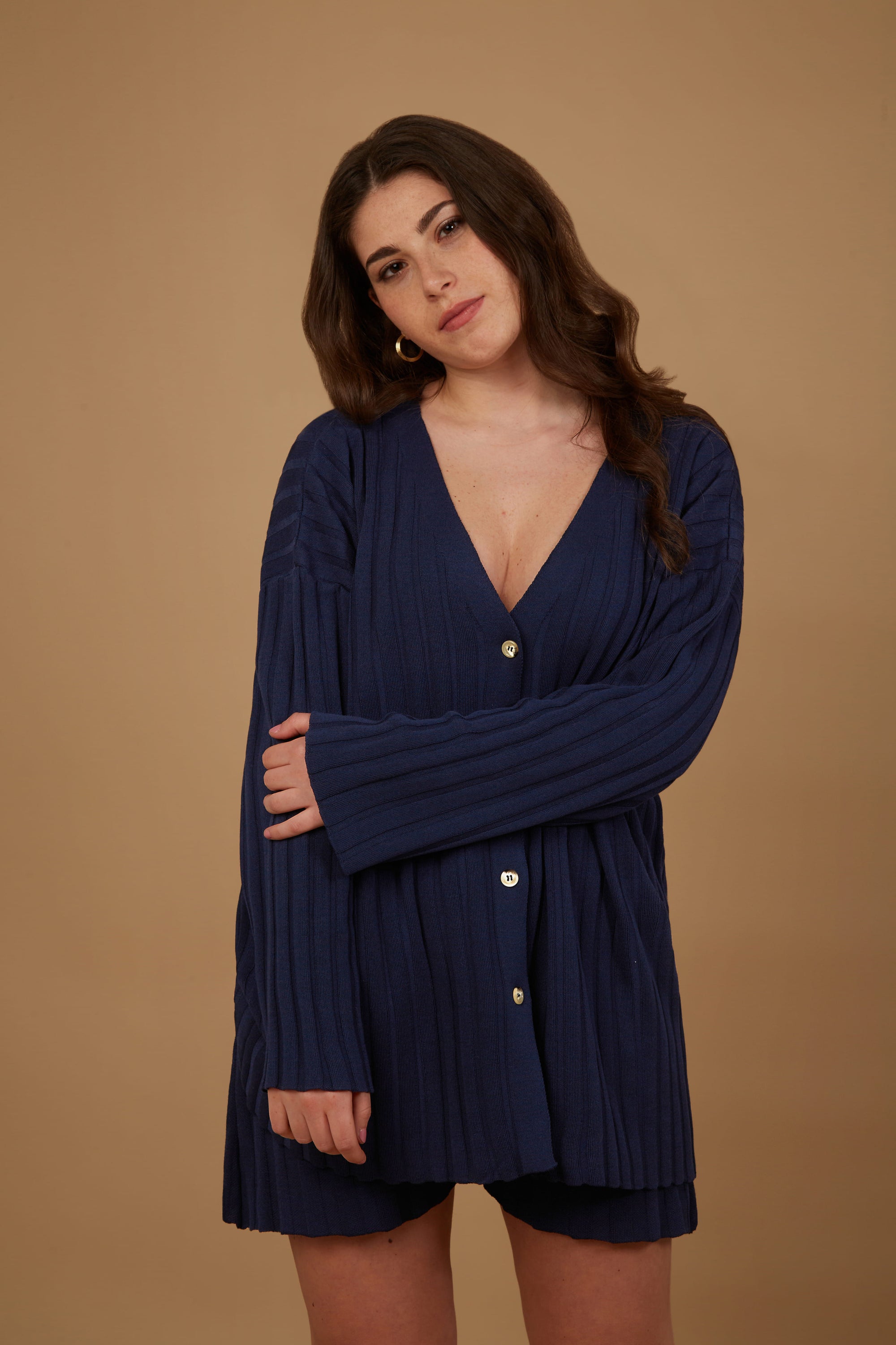 The Ophra Cardigan in Blu Royal, featuring an oversized fit, V-neck design, buttons, and pockets, perfect for stylish comfort.