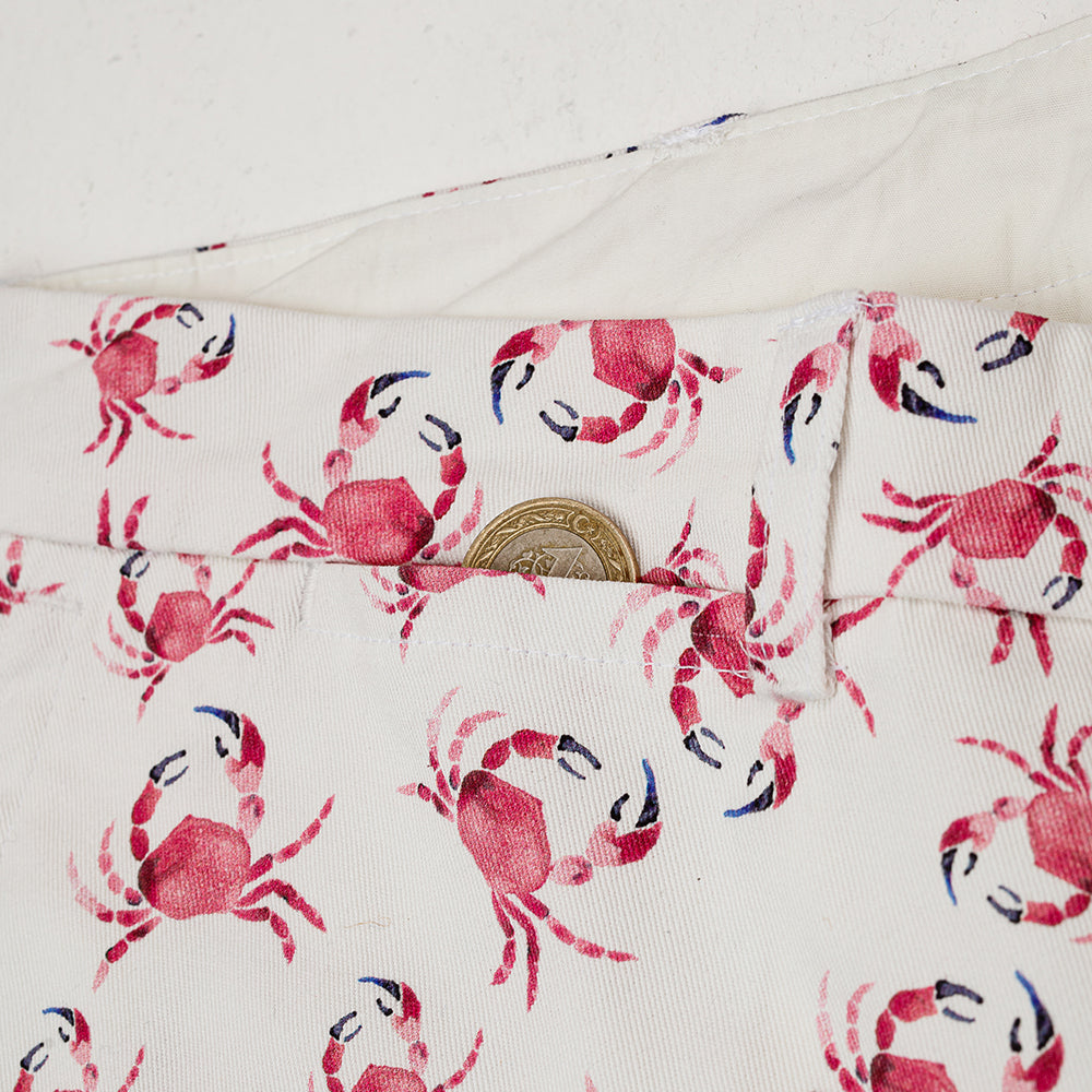 Anemoss Marine Collection Crab Herren Shorts in weiß und rosa mit maritimem Krabbenmuster, ideal für den Sommer.