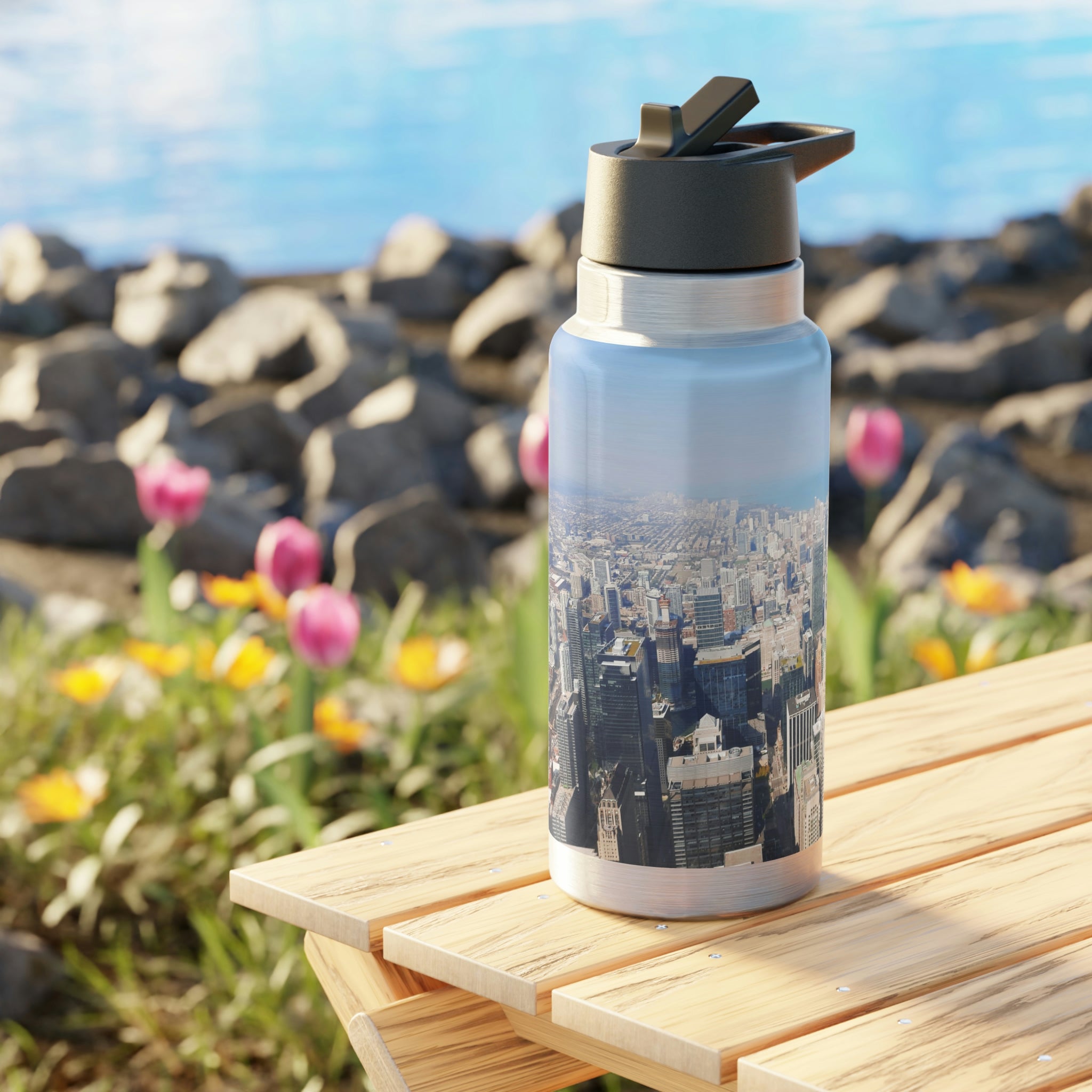 Chicago Skyline Gator Tumbler, 32oz, featuring a stainless steel body and a black plastic screw-on cap, with a skyline design.