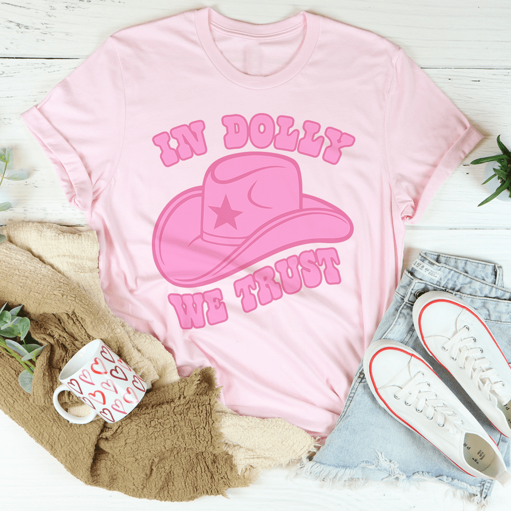 In Dolly We Trust T-Shirt made of soft ring-spun cotton with double stitching, featuring a stylish slogan design.