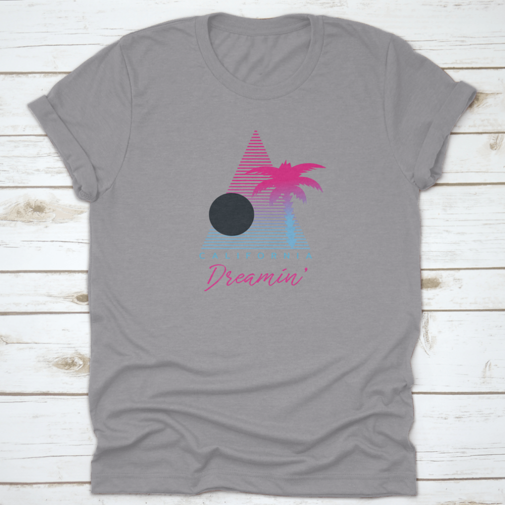 Retro California Dreamin' logo art shirt featuring palm trees, perfect for summer beach outings.