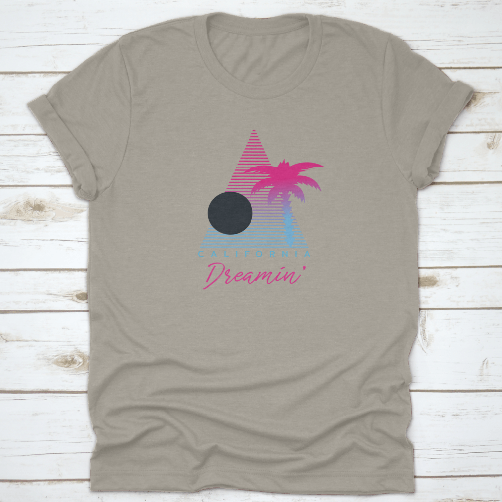 Retro California Dreamin' logo art shirt featuring palm trees, perfect for summer beach outings.