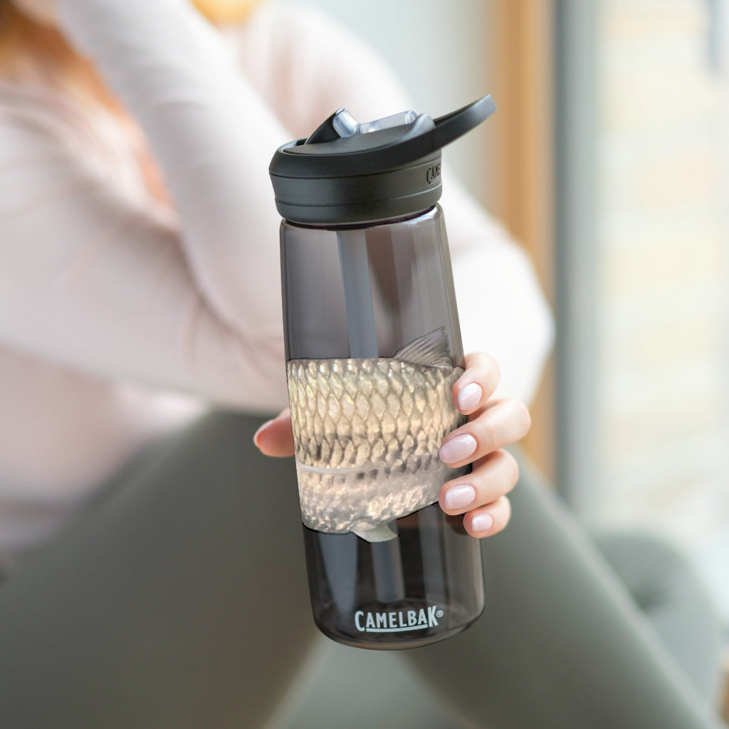 Silver Fish CamelBak Eddy® Water Bottle in 20oz and 25oz sizes, showcasing its robust design and easy-carry handle.