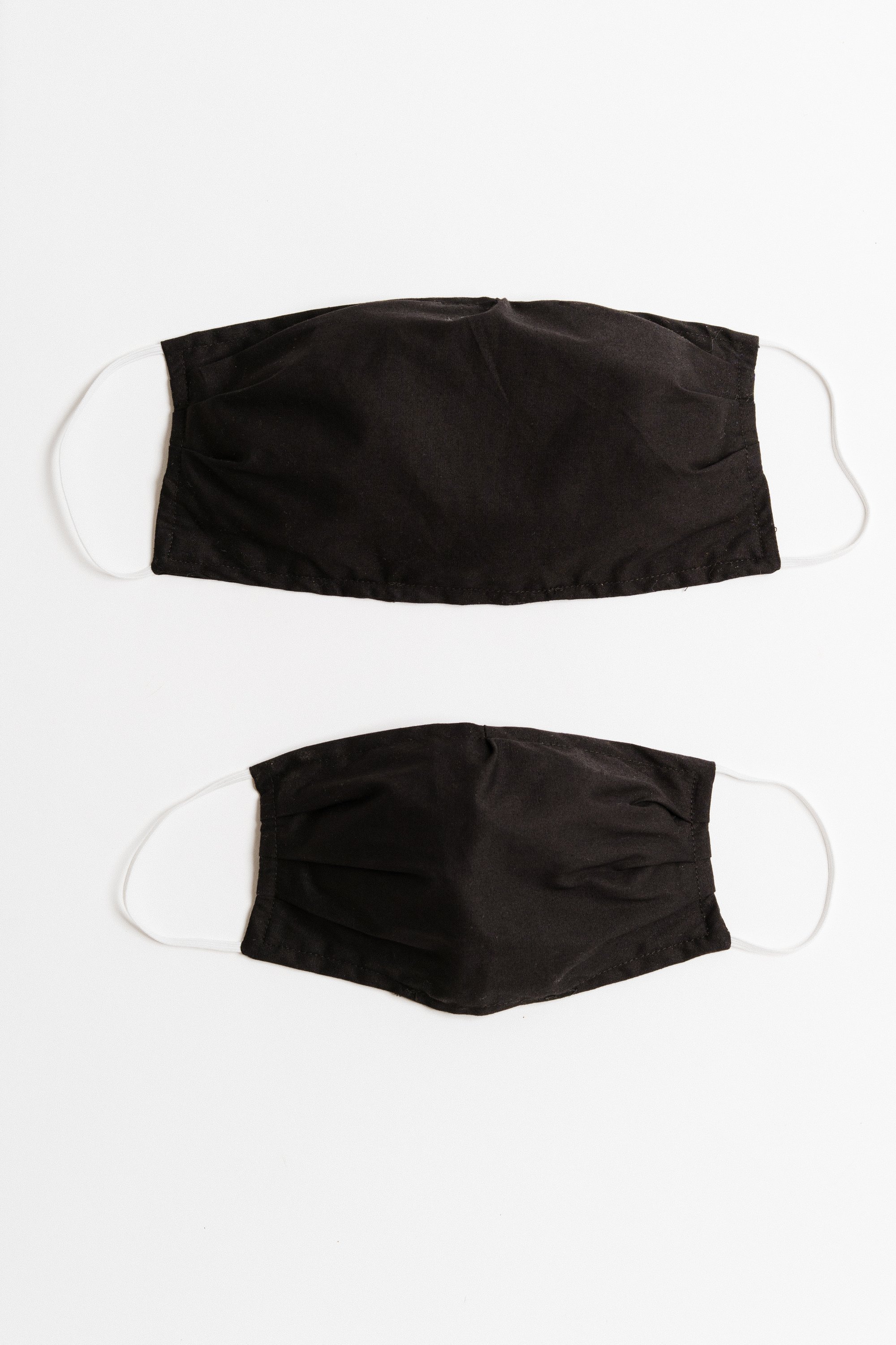 Black large face mask made of breathable cotton with pleats for comfort and a pocket for filters, suitable for everyday use.