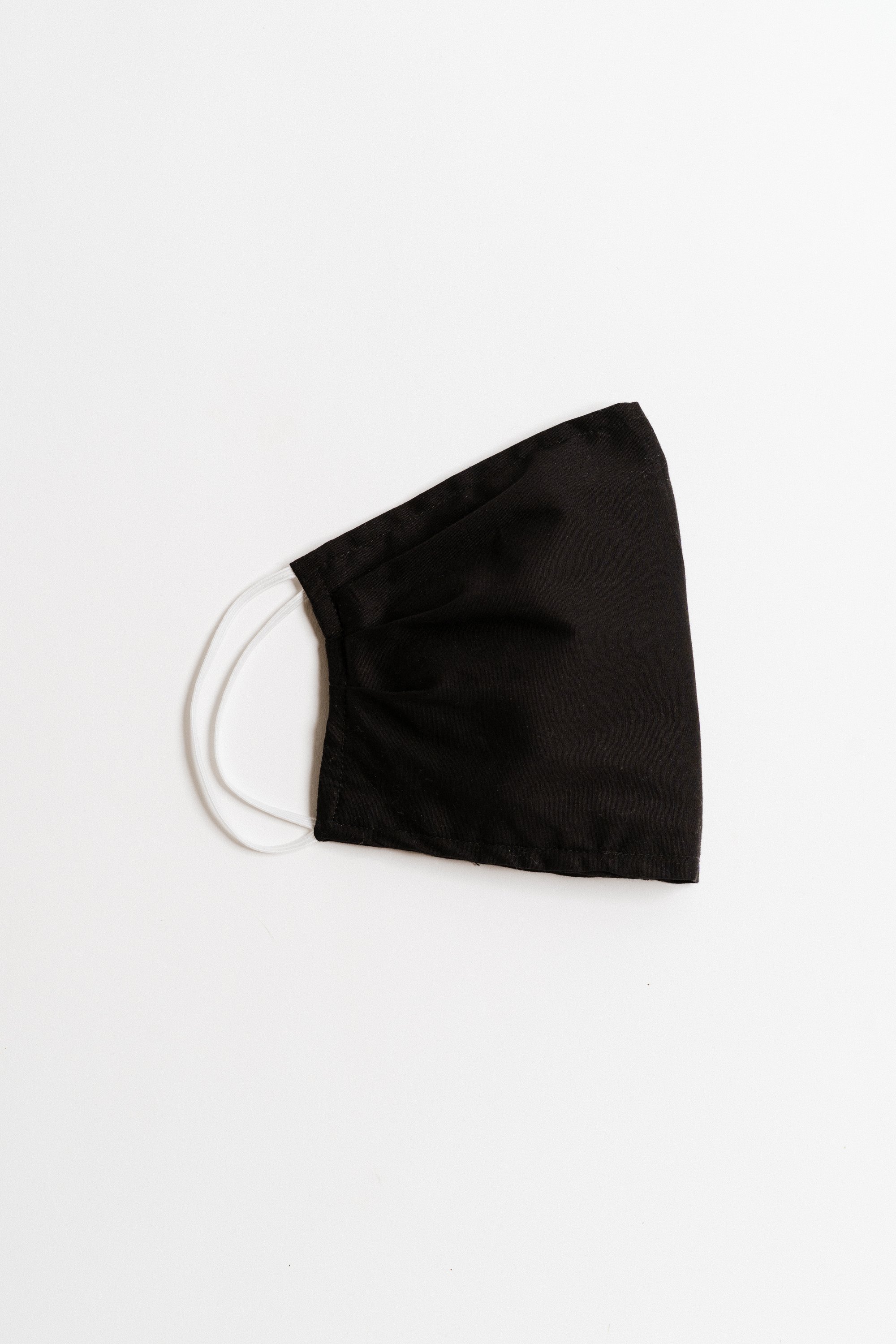 Black large face mask made of breathable cotton with pleats for comfort and a pocket for filters, suitable for everyday use.