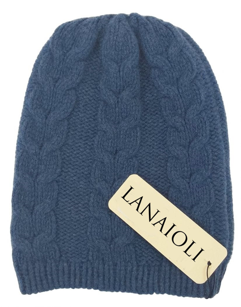 Cappello a trecce da donna in cashmere rigenerato, elegante e sostenibile, disponibile in diverse colorazioni.