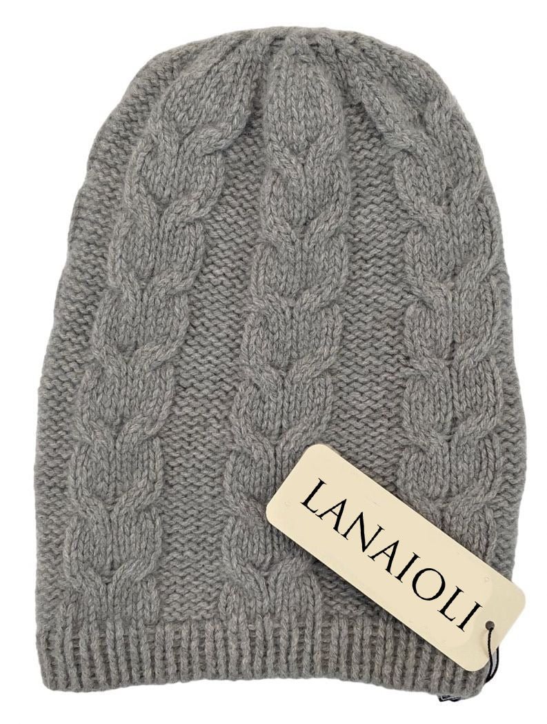 Cappello a trecce da uomo in cashmere rigenerato, elegante e caldo, disponibile in diverse tonalità.