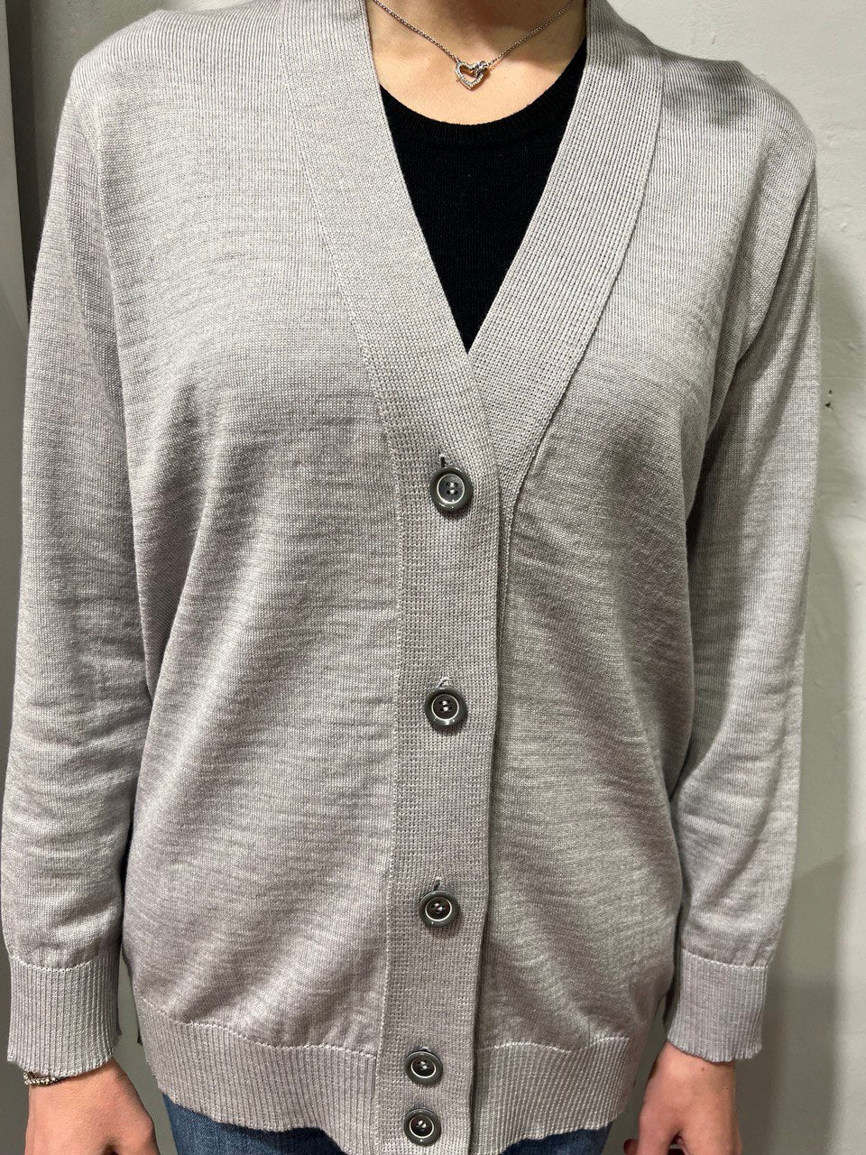 Cardigan donna in lana merino extrafine, elegante e confortevole, con scollo a V e bottoni sul davanti, perfetto per ogni stagione.