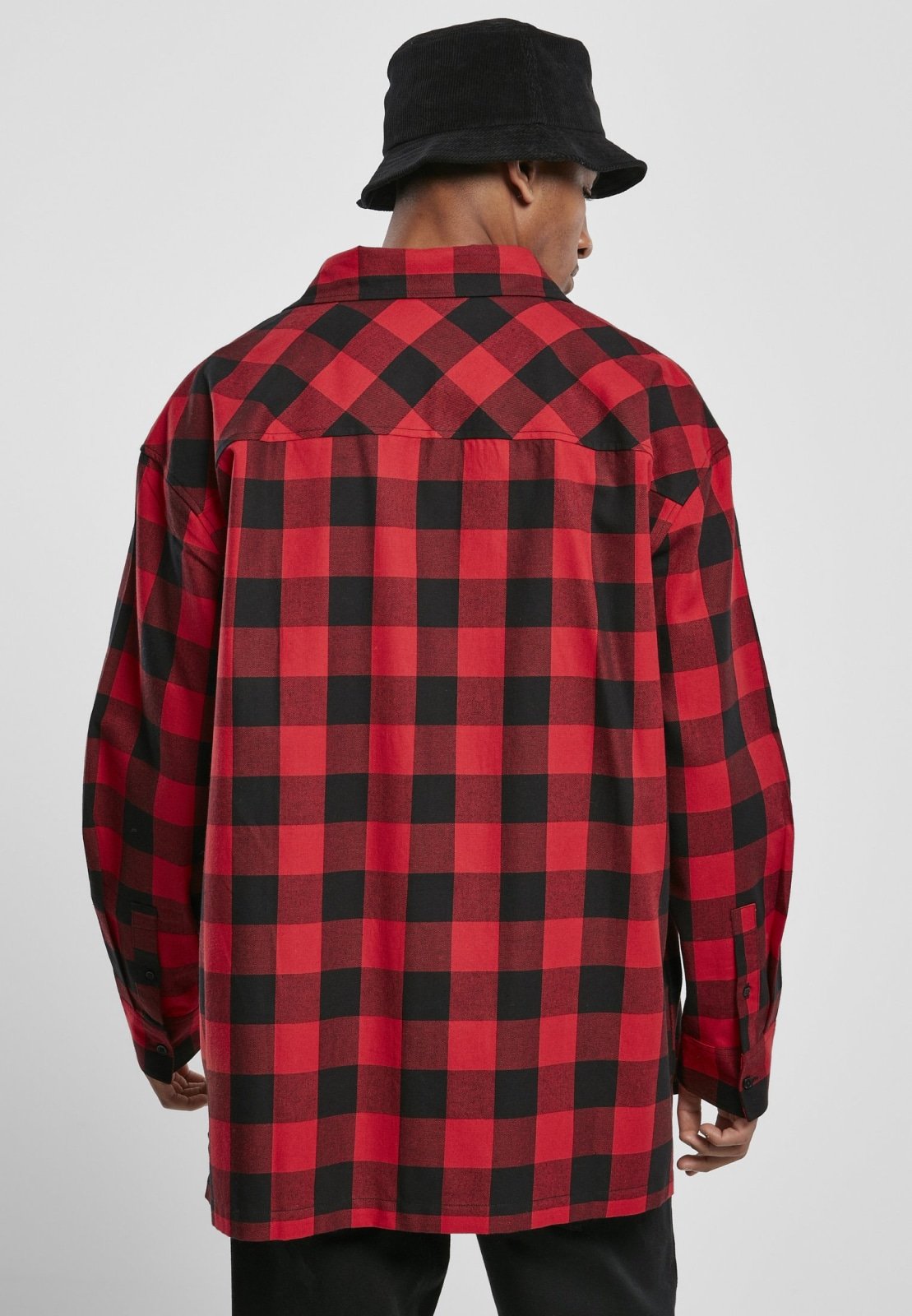 Men's oversized check flannel shirt in cotton with two chest pockets and button placket.