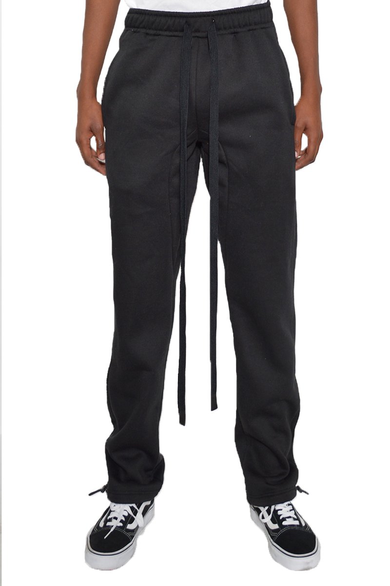 Cotton fleece toggle sweats in a regular fit with elastic waist and ankle, featuring pockets and a drawstring.