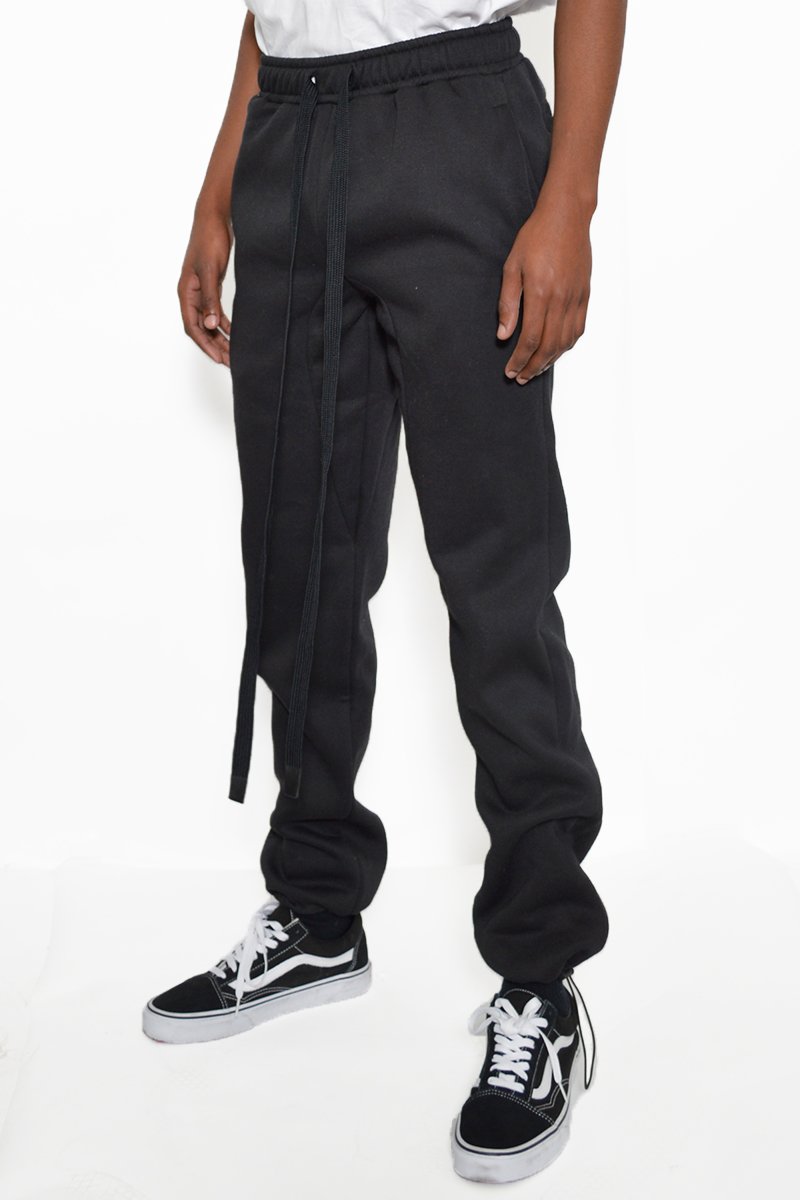 Cotton fleece toggle sweats in a regular fit with elastic waist and ankle, featuring pockets and a drawstring.