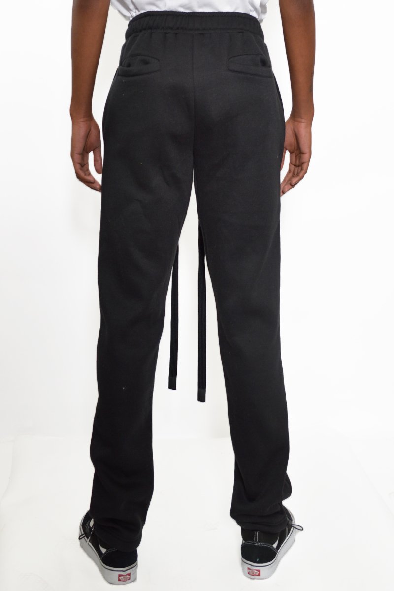 Cotton fleece toggle sweats in a regular fit with elastic waist and ankle, featuring pockets and a drawstring.