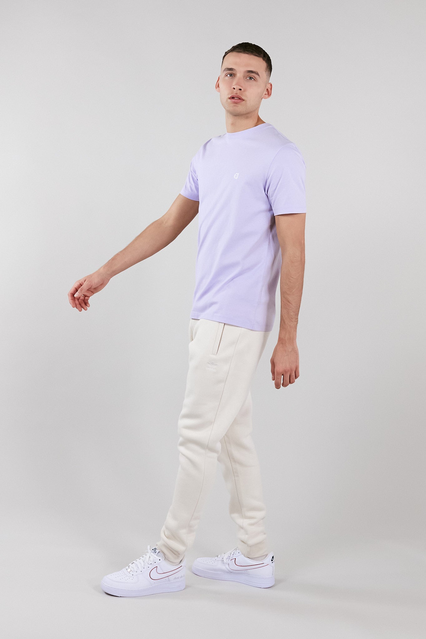 Lilac low carbon t-shirt made from 100% organic cotton, featuring a soft touch and altid embroidered logo.