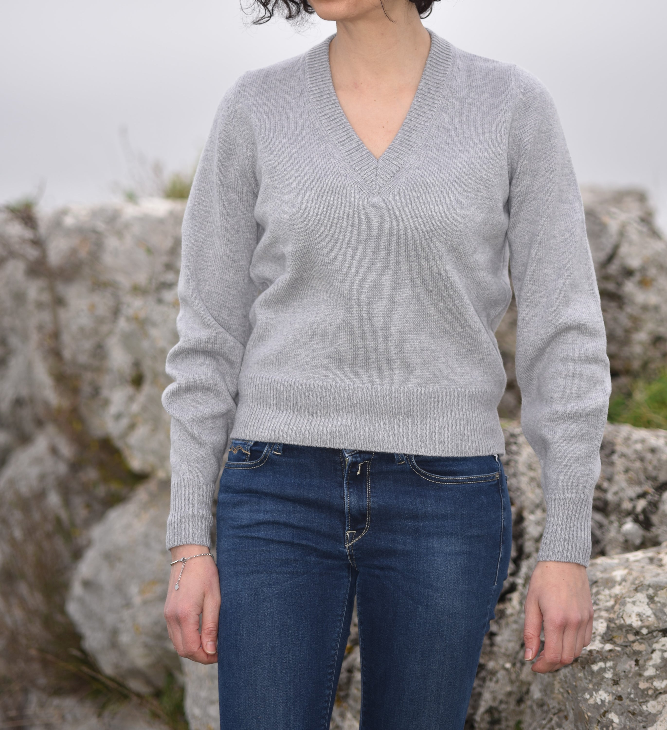 Maglia donna scollo a V in misto cashmere, seta e lana merino, con maniche a sbuffo e design elegante.